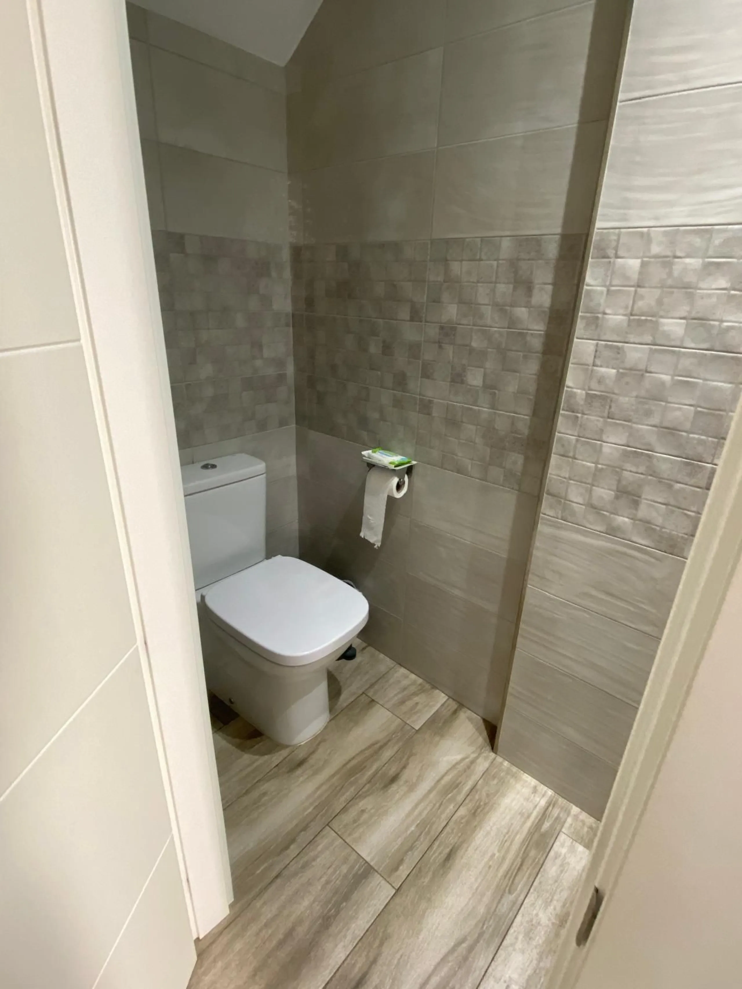 Discover this immaculate townhouse in the serene village of El Secadero, part of the picturesque Casares municipality in Málaga on the sun-drenched Costa del Sol—a tranquil inland haven blending rural Andalusian charm with modern convenience. Nestled amid