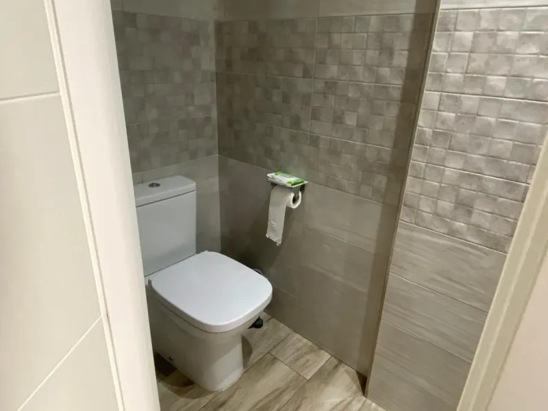 Discover this immaculate townhouse in the serene village of El Secadero, part of the picturesque Casares municipality in Málaga on the sun-drenched Costa del Sol—a tranquil inland haven blending rural Andalusian charm with modern convenience. Nestled amid