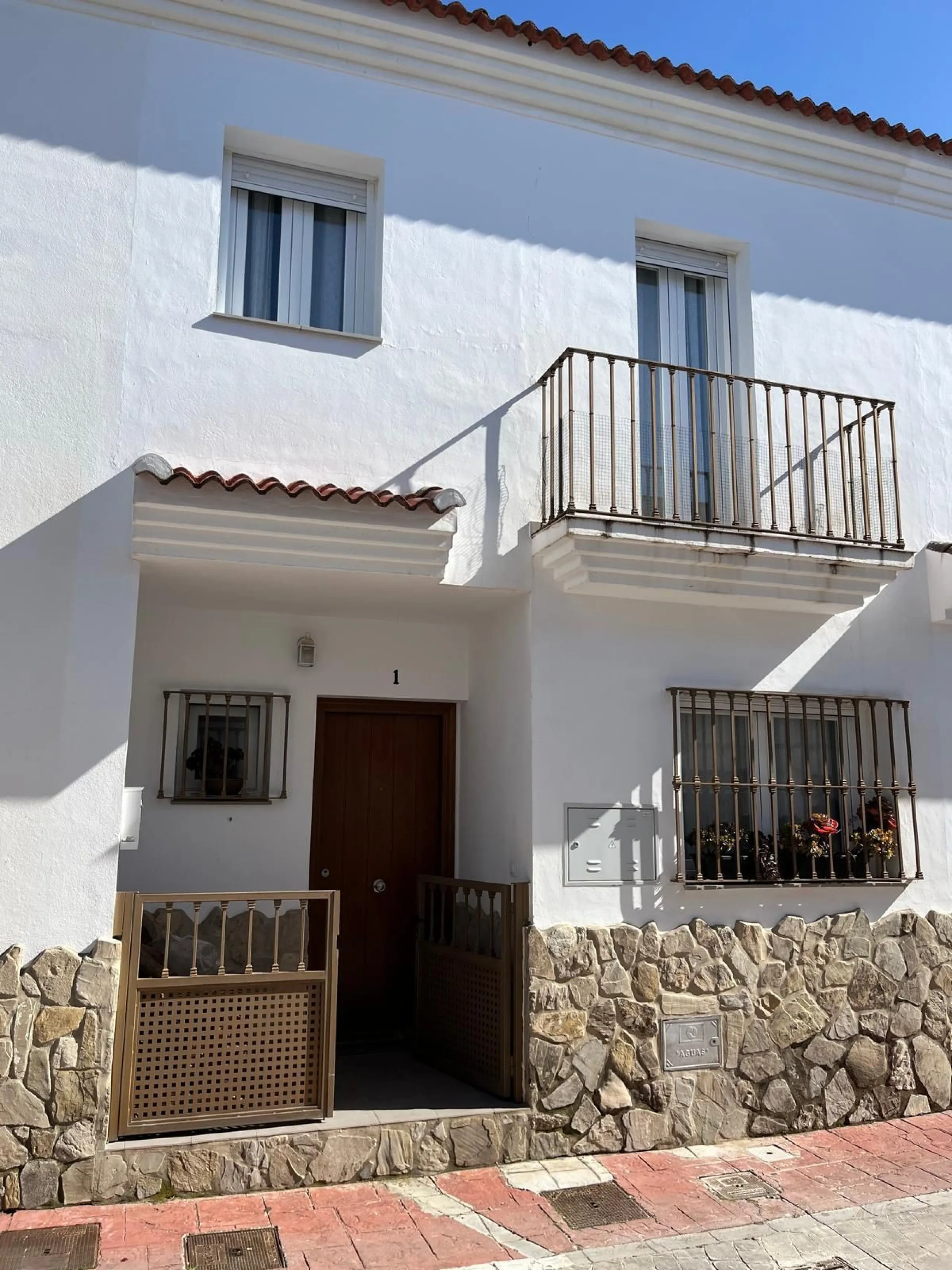 Discover this immaculate townhouse in the serene village of El Secadero, part of the picturesque Casares municipality in Málaga on the sun-drenched Costa del Sol—a tranquil inland haven blending rural Andalusian charm with modern convenience. Nestled amid