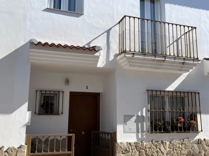 Discover this immaculate townhouse in the serene village of El Secadero, part of the picturesque Casares municipality in Málaga on the sun-drenched Costa del Sol—a tranquil inland haven blending rural Andalusian charm with modern convenience. Nestled amid