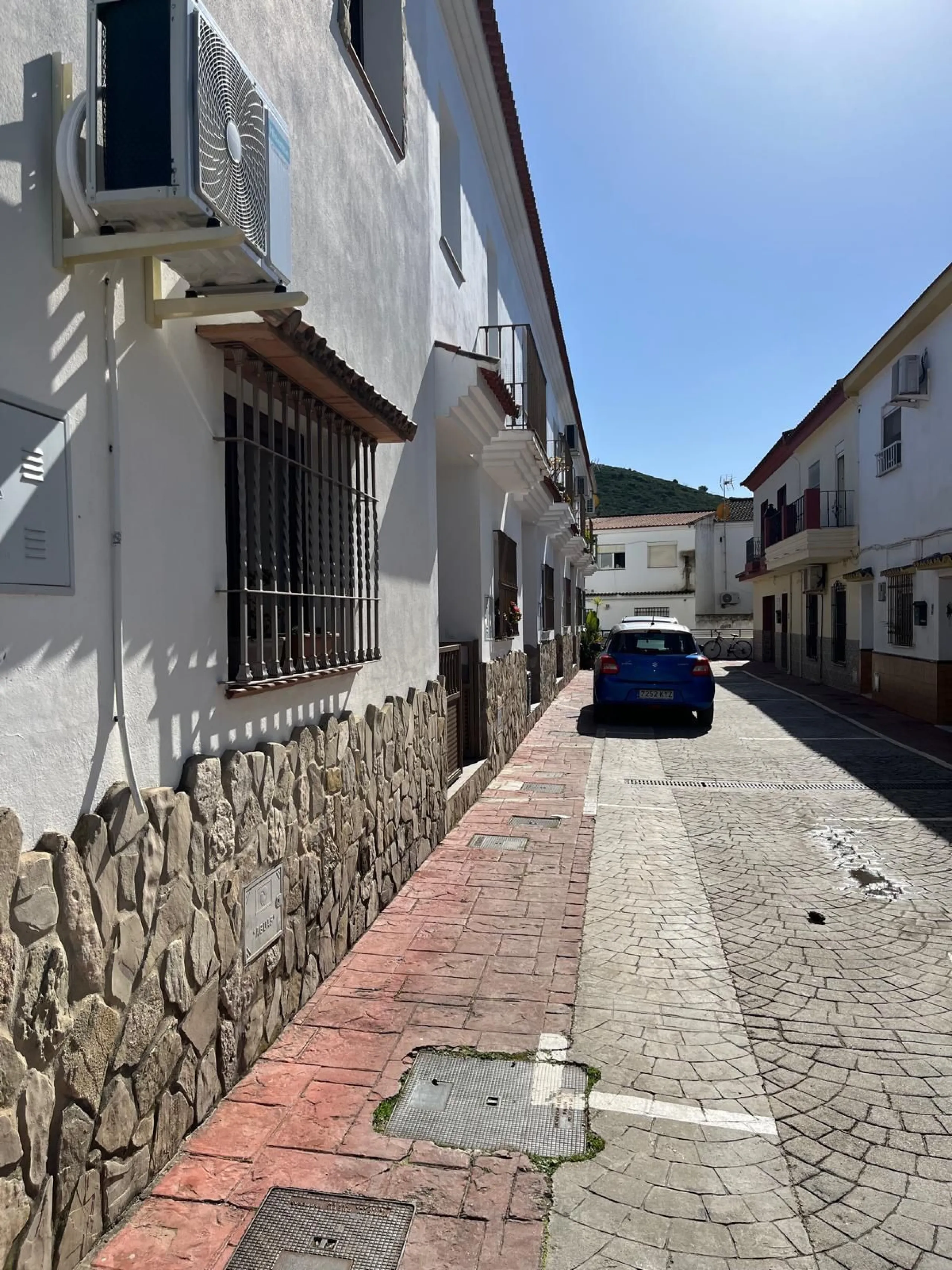Discover this immaculate townhouse in the serene village of El Secadero, part of the picturesque Casares municipality in Málaga on the sun-drenched Costa del Sol—a tranquil inland haven blending rural Andalusian charm with modern convenience. Nestled amid