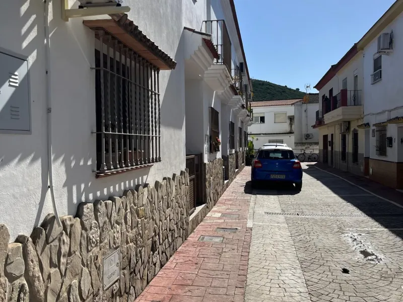 Discover this immaculate townhouse in the serene village of El Secadero, part of the picturesque Casares municipality in Málaga on the sun-drenched Costa del Sol—a tranquil inland haven blending rural Andalusian charm with modern convenience. Nestled amid