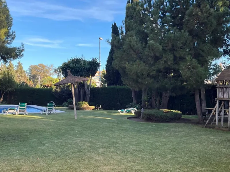 Apartment - Middle Floor Apartment в продаже в Marbella, Málaga. В доме 3 спален и 2 ванных комнат. Площадь дома 117 м²