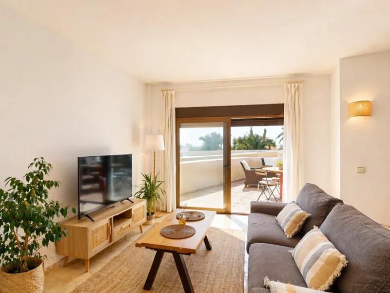 Beautiful apartment located in the sought-after area of Atalaya, Estepona—ideal as a permanent residence or a smart investment opportunity. The property features 2 spacious bedrooms, 1 bathroom, and 1 en-suite bathroom, with an east-facing orientation tha