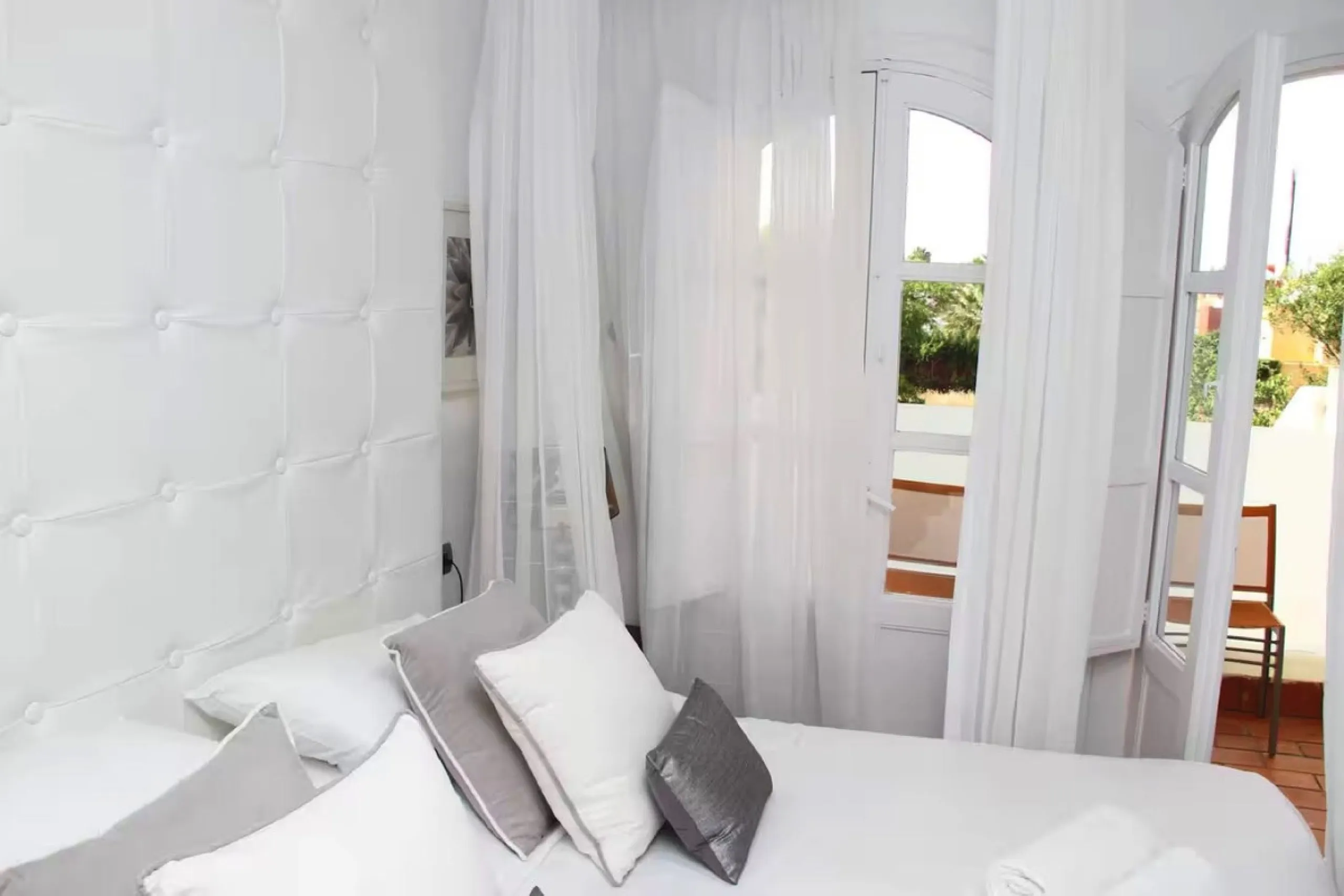Stunning 5-Bedroom Townhouse in Altos del Rodeo, Nueva Andalucía – Steps from Puerto Banús and the Beach
