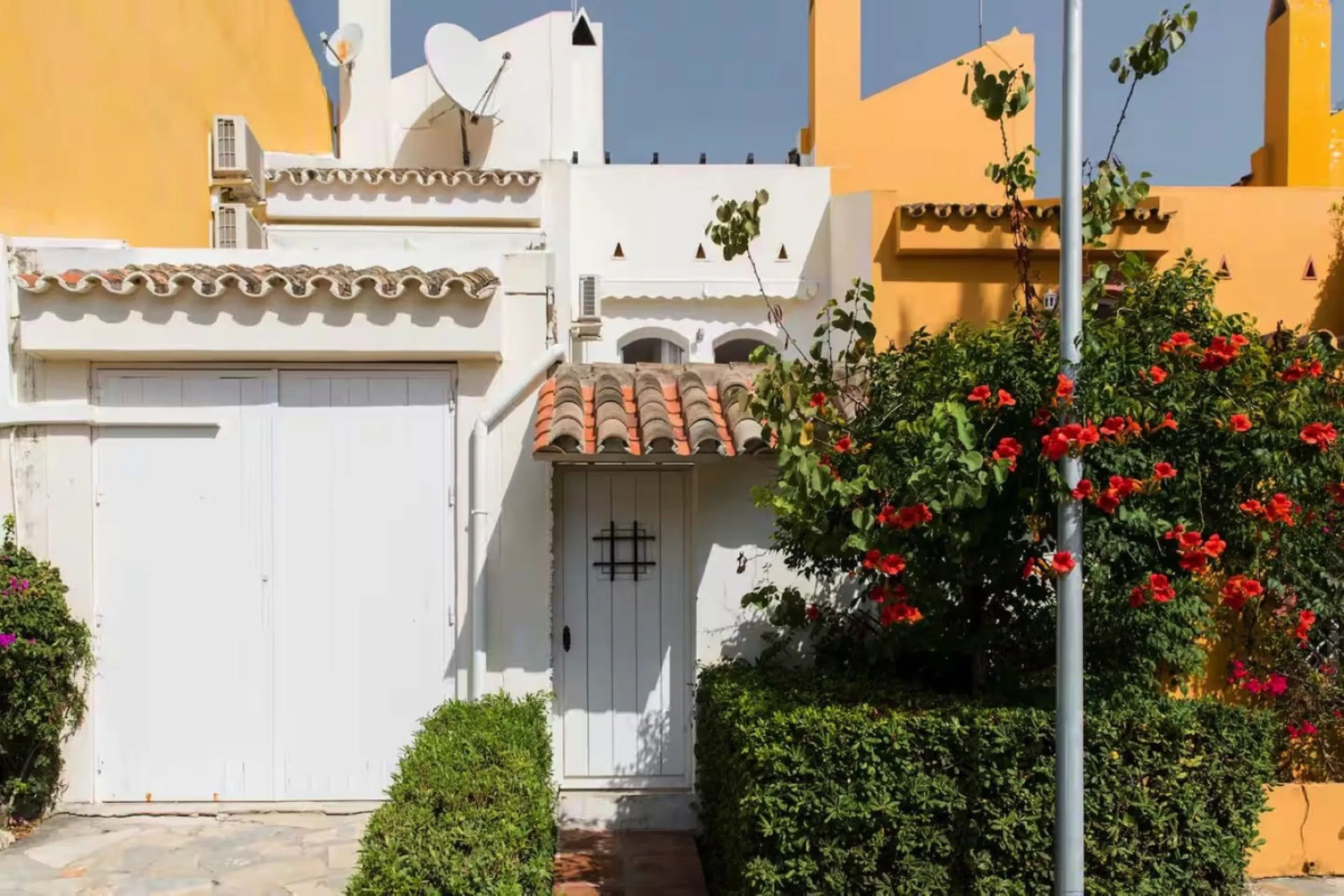 Stunning 5-Bedroom Townhouse in Altos del Rodeo, Nueva Andalucía – Steps from Puerto Banús and the Beach