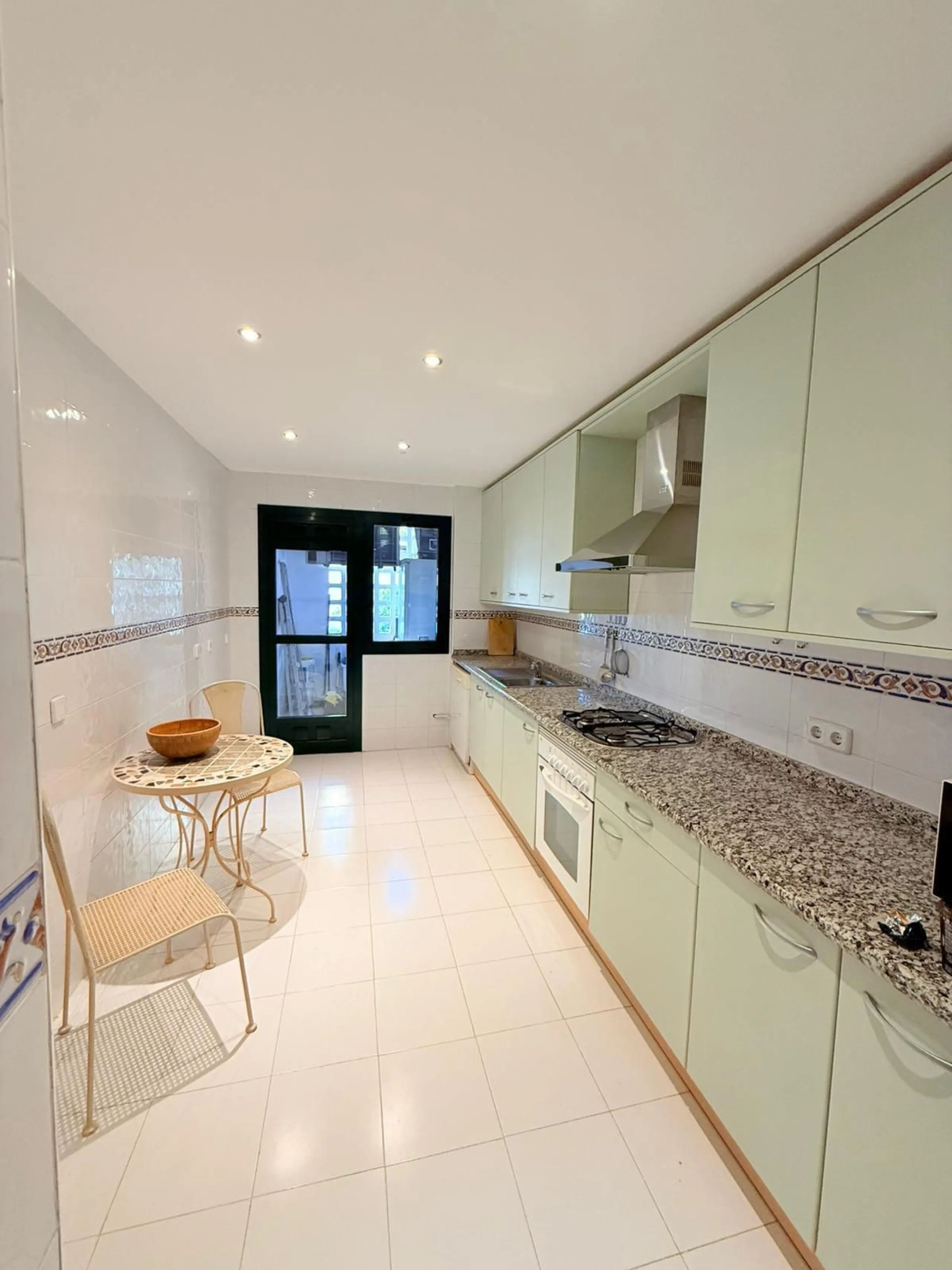 Apartment - Middle Floor Apartment в продаже в Marbella, Málaga. В доме 3 спален и 3 ванных комнат. Площадь дома 139 м²