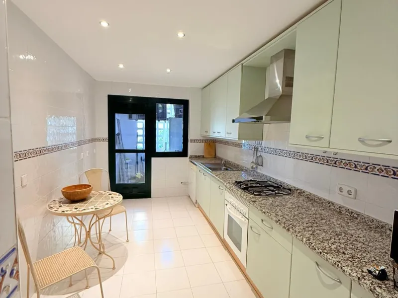Apartment - Middle Floor Apartment в продаже в Marbella, Málaga. В доме 3 спален и 3 ванных комнат. Площадь дома 139 м²
