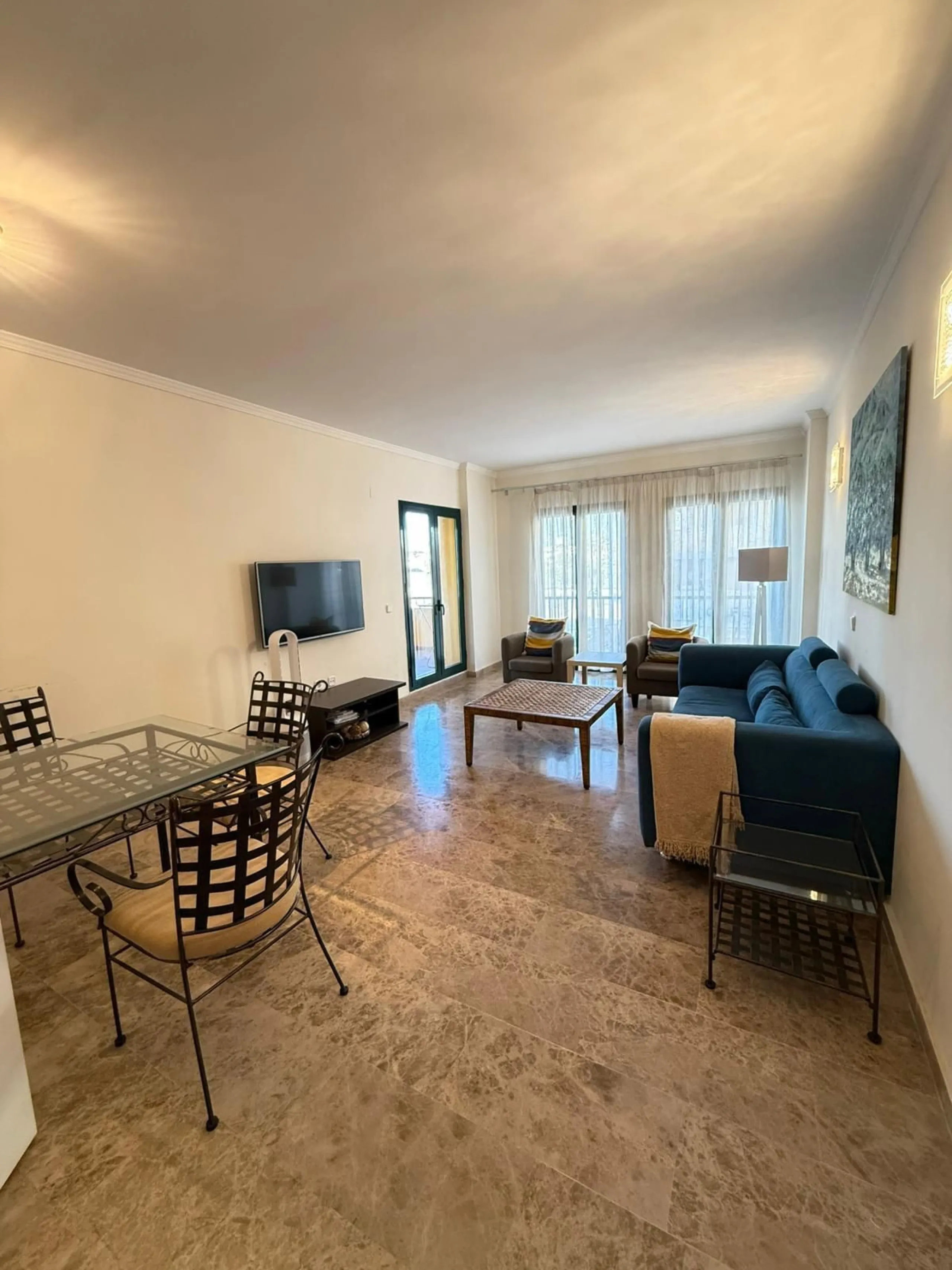 Apartment - Middle Floor Apartment в продаже в Marbella, Málaga. В доме 3 спален и 3 ванных комнат. Площадь дома 139 м²