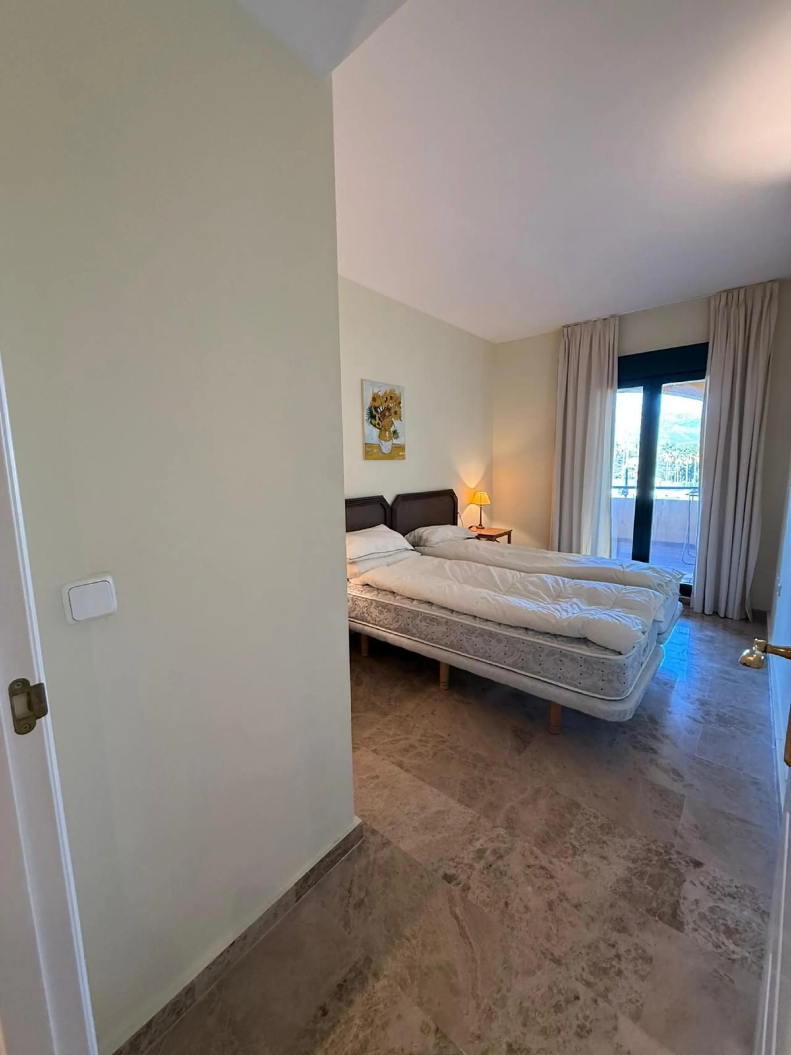 Apartment - Middle Floor Apartment в продаже в Marbella, Málaga. В доме 3 спален и 3 ванных комнат. Площадь дома 139 м²