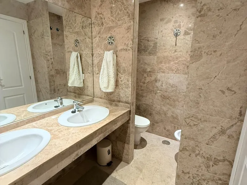 Apartment - Middle Floor Apartment в продаже в Marbella, Málaga. В доме 3 спален и 3 ванных комнат. Площадь дома 139 м²