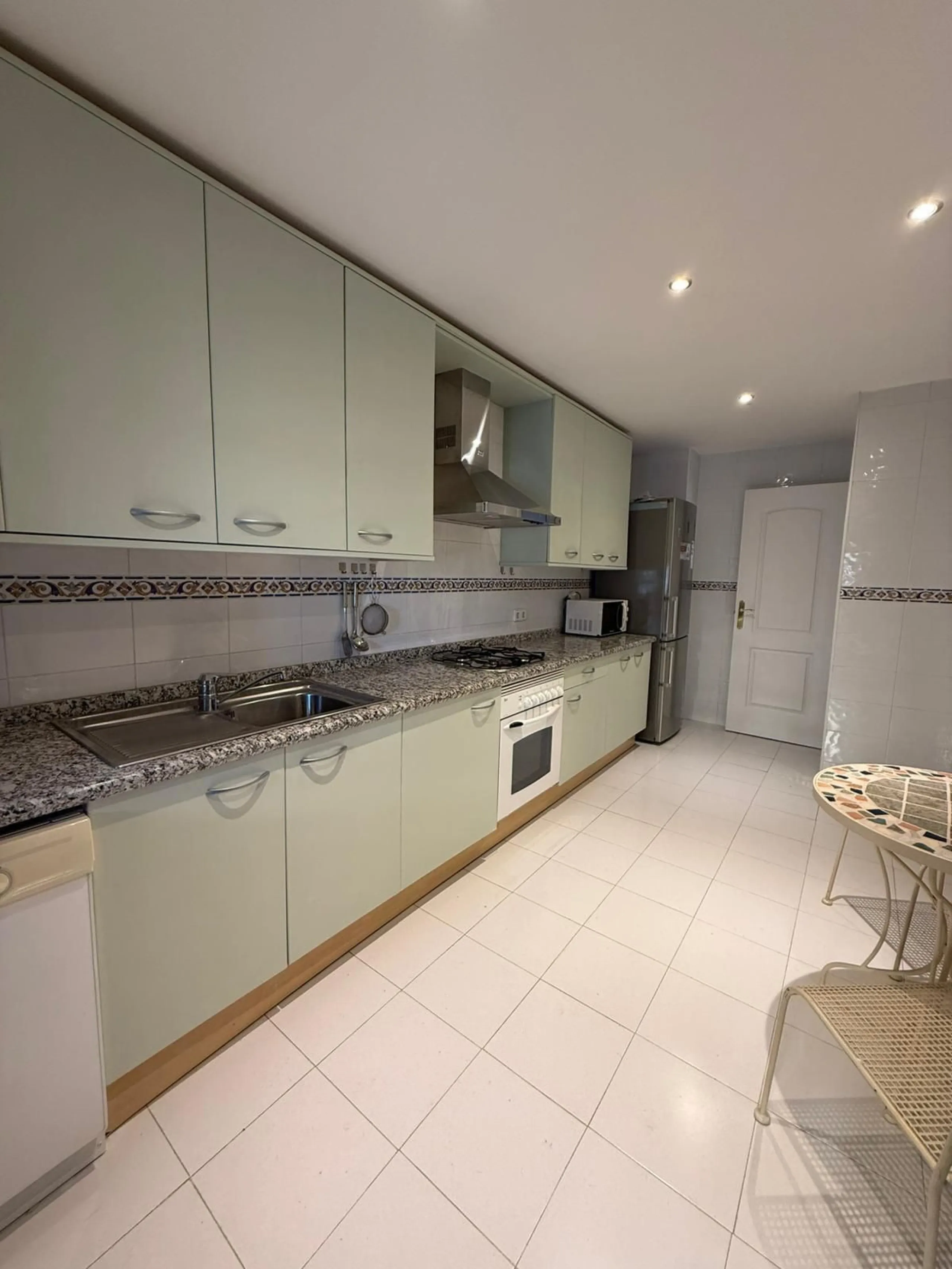 Apartment - Middle Floor Apartment в продаже в Marbella, Málaga. В доме 3 спален и 3 ванных комнат. Площадь дома 139 м²