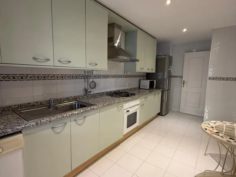 Apartment - Middle Floor Apartment в продаже в Marbella, Málaga. В доме 3 спален и 3 ванных комнат. Площадь дома 139 м²