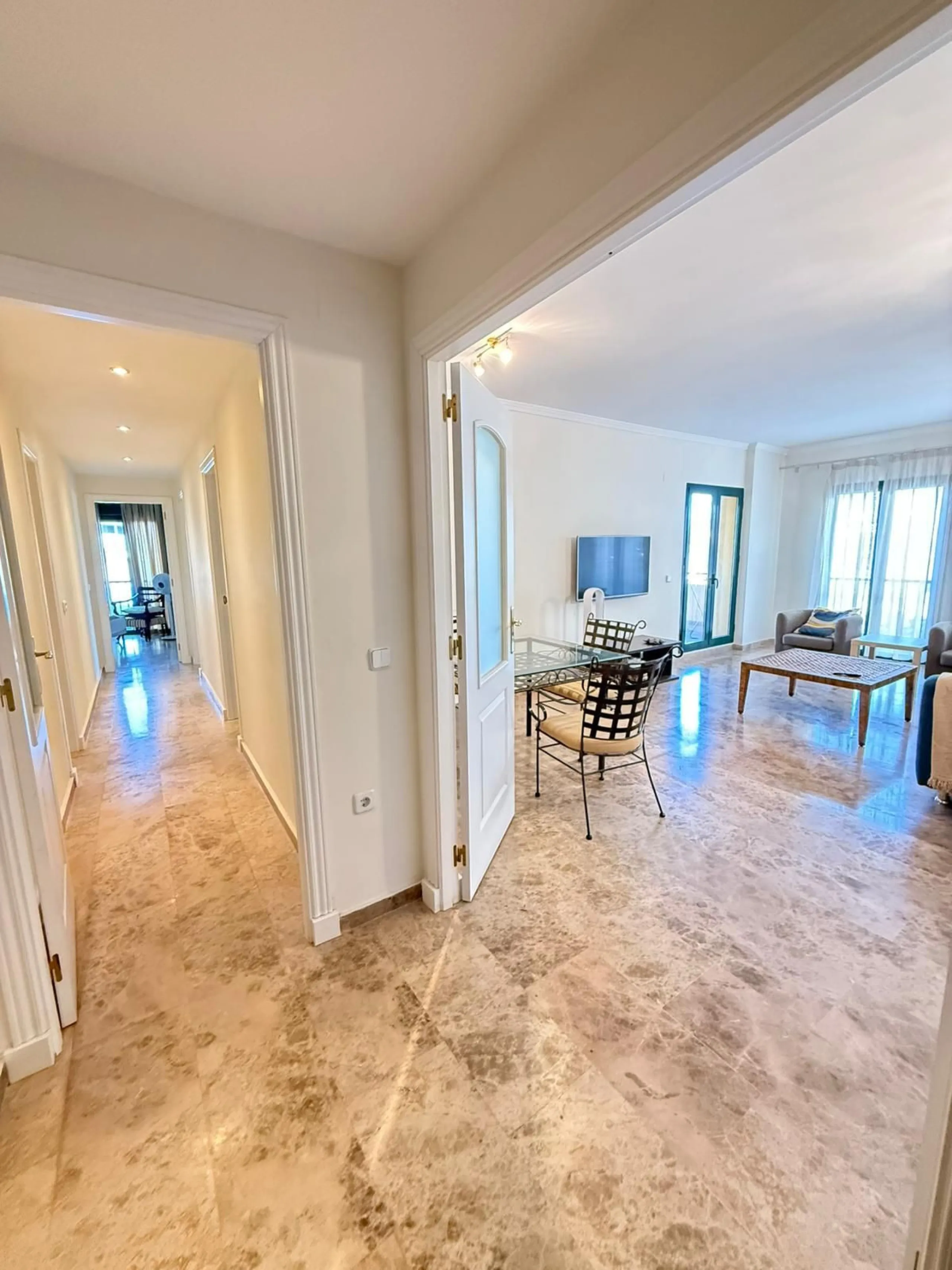Apartment - Middle Floor Apartment в продаже в Marbella, Málaga. В доме 3 спален и 3 ванных комнат. Площадь дома 139 м²