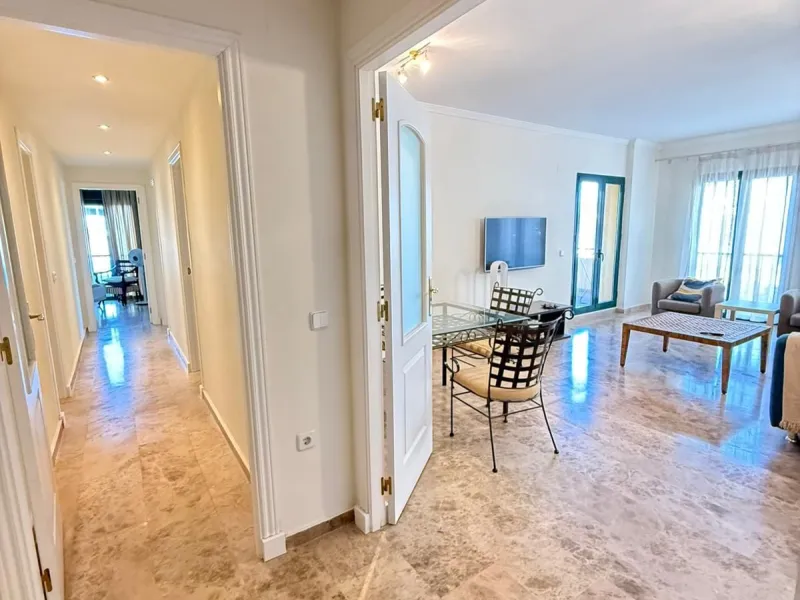 Apartment - Middle Floor Apartment в продаже в Marbella, Málaga. В доме 3 спален и 3 ванных комнат. Площадь дома 139 м²