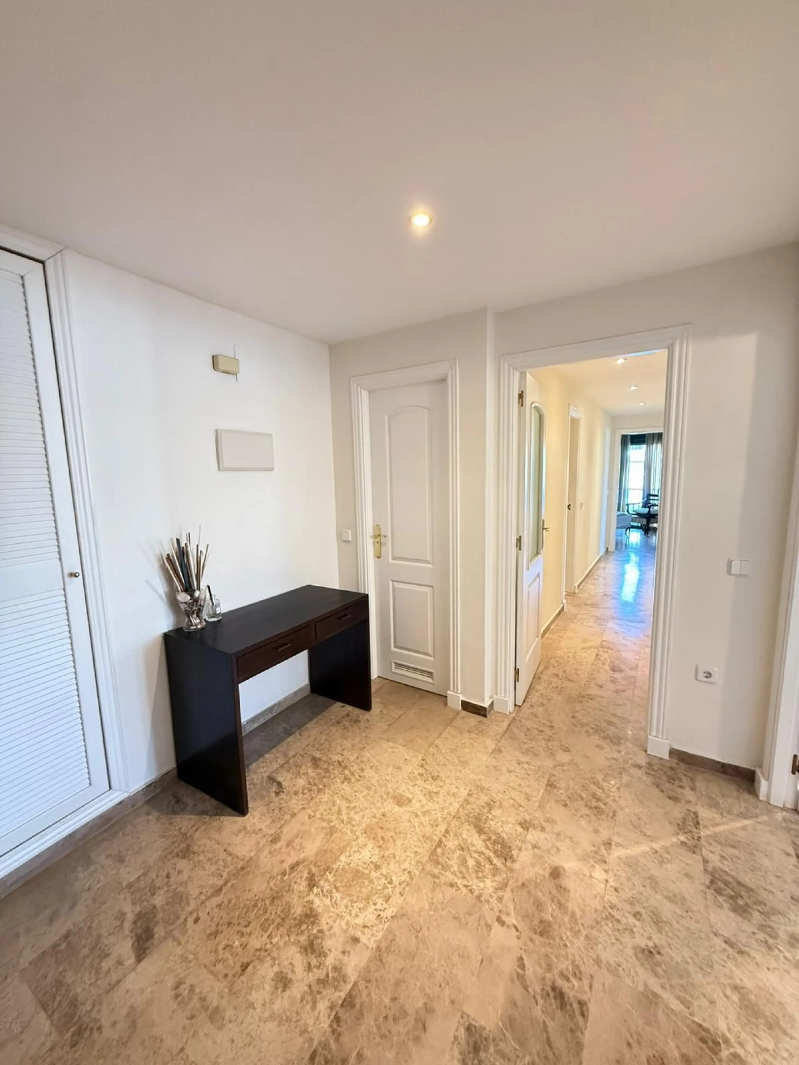Apartment - Middle Floor Apartment в продаже в Marbella, Málaga. В доме 3 спален и 3 ванных комнат. Площадь дома 139 м²