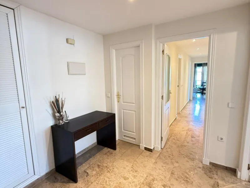 Apartment - Middle Floor Apartment в продаже в Marbella, Málaga. В доме 3 спален и 3 ванных комнат. Площадь дома 139 м²