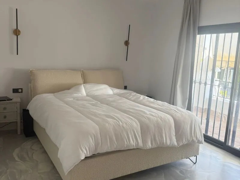 Apartment - Middle Floor Apartment в продаже в Benahavís, Málaga. В доме 2 спален и 2 ванных комнат. Площадь дома 90 м²