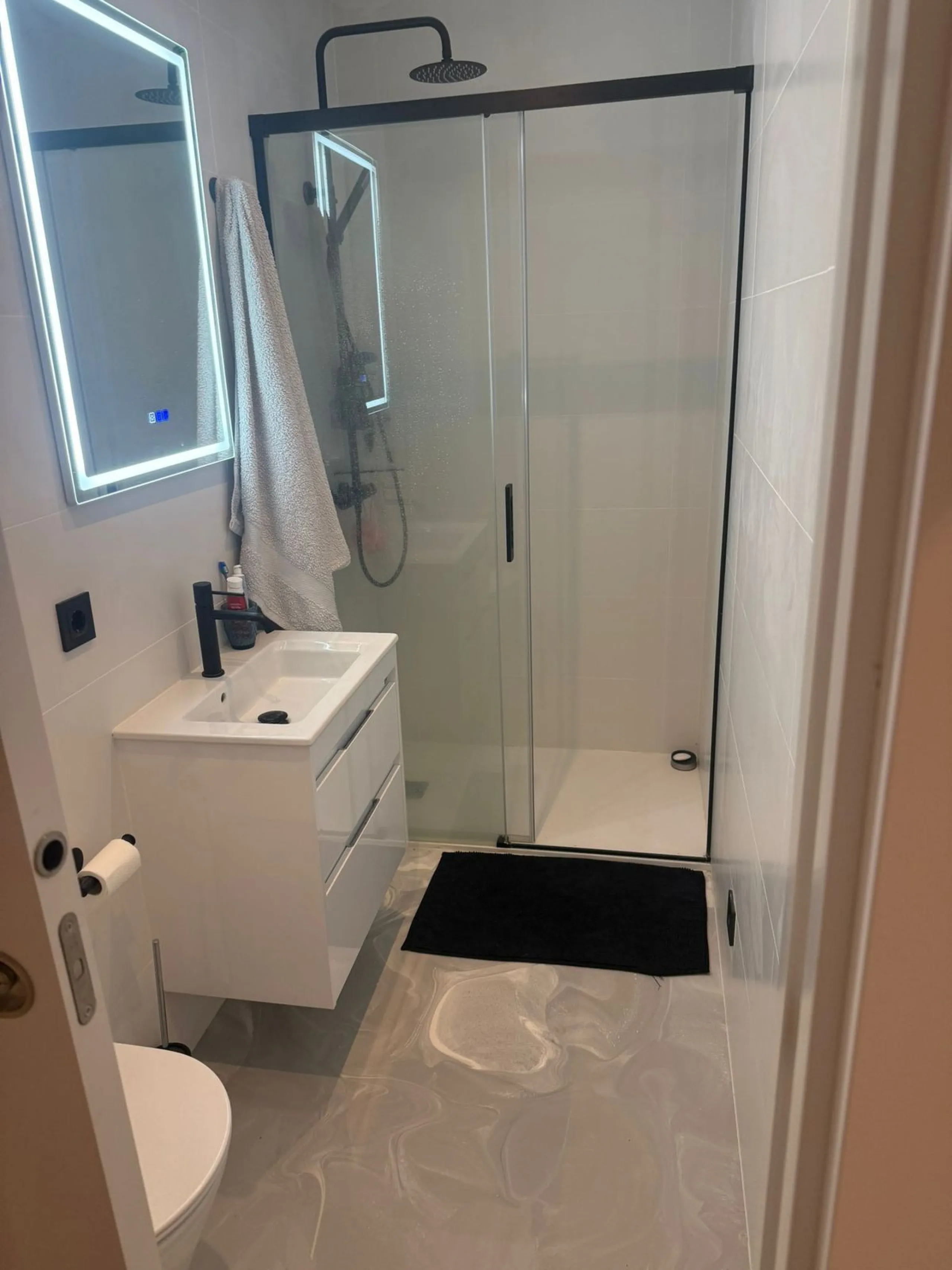 Apartment - Middle Floor Apartment в продаже в Benahavís, Málaga. В доме 2 спален и 2 ванных комнат. Площадь дома 90 м²