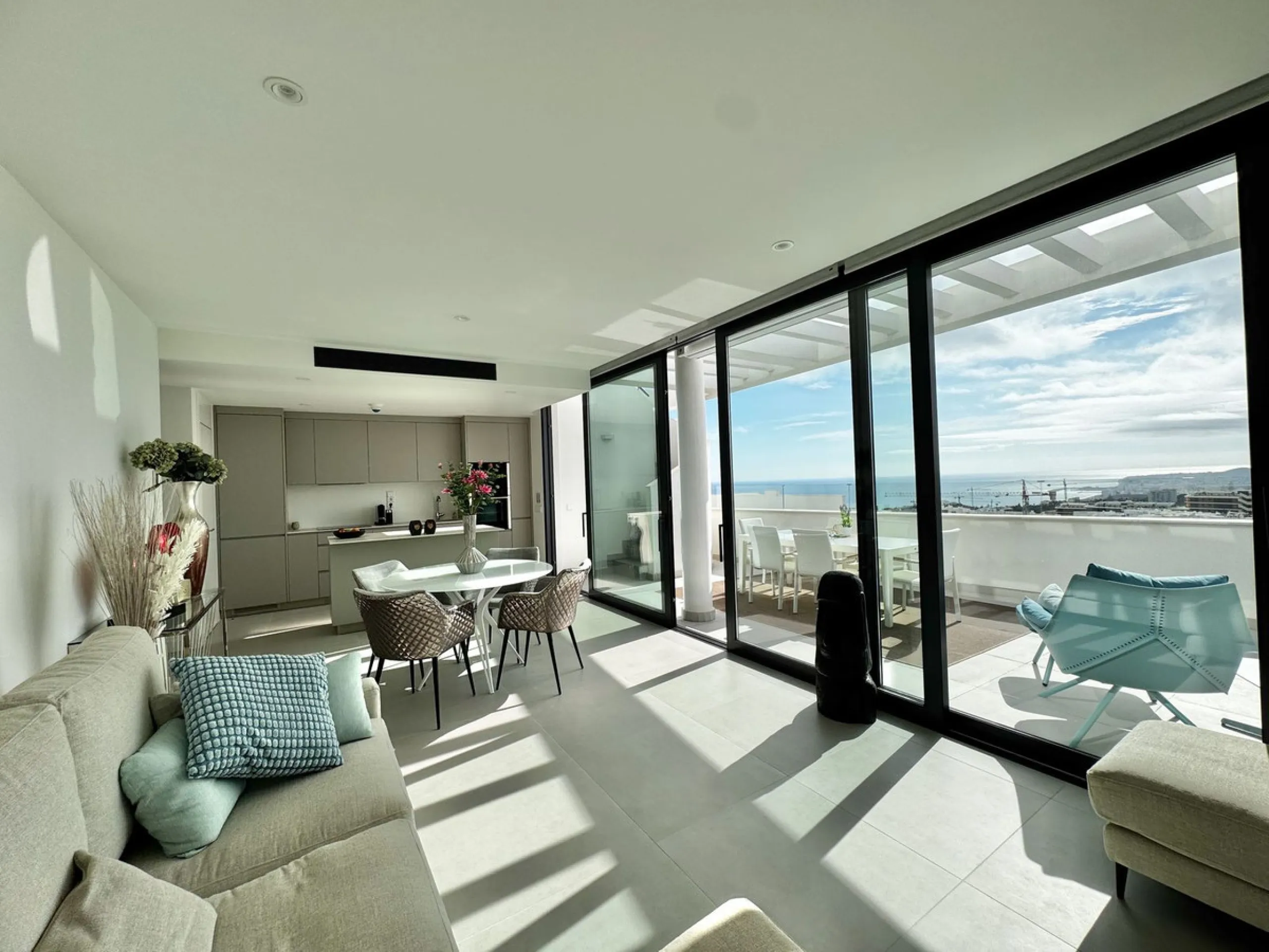 Apartment - Penthouse в продаже в Fuengirola, Málaga. В доме 2 спален и 2 ванных комнат. Площадь дома 87 м²
