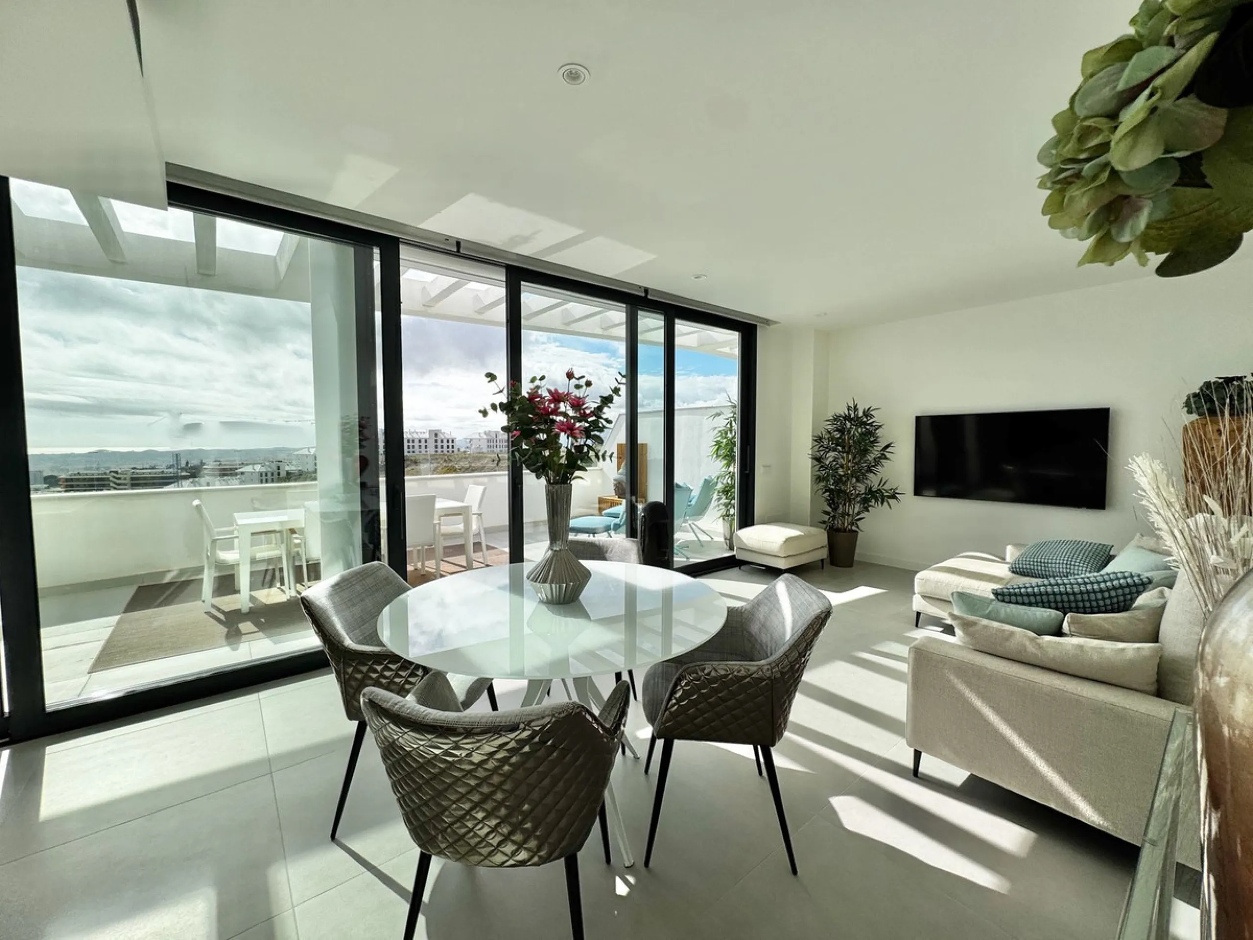 Apartment - Penthouse в продаже в Fuengirola, Málaga. В доме 2 спален и 2 ванных комнат. Площадь дома 87 м²