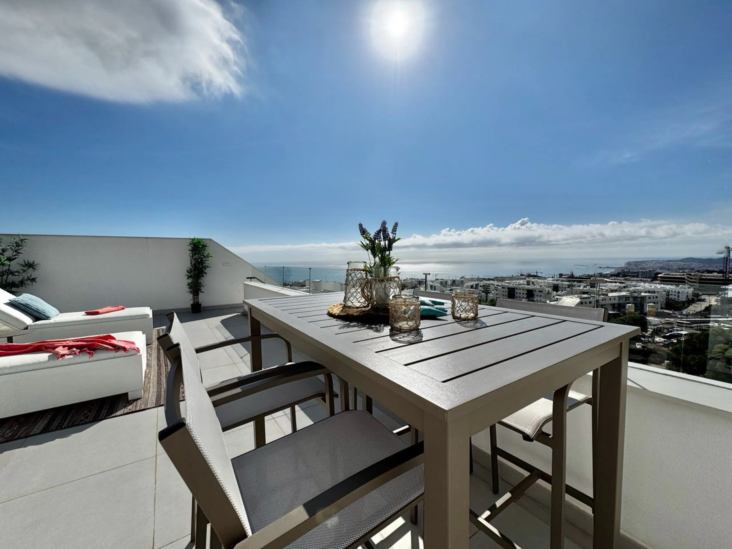 Apartment - Penthouse в продаже в Fuengirola, Málaga. В доме 2 спален и 2 ванных комнат. Площадь дома 87 м²