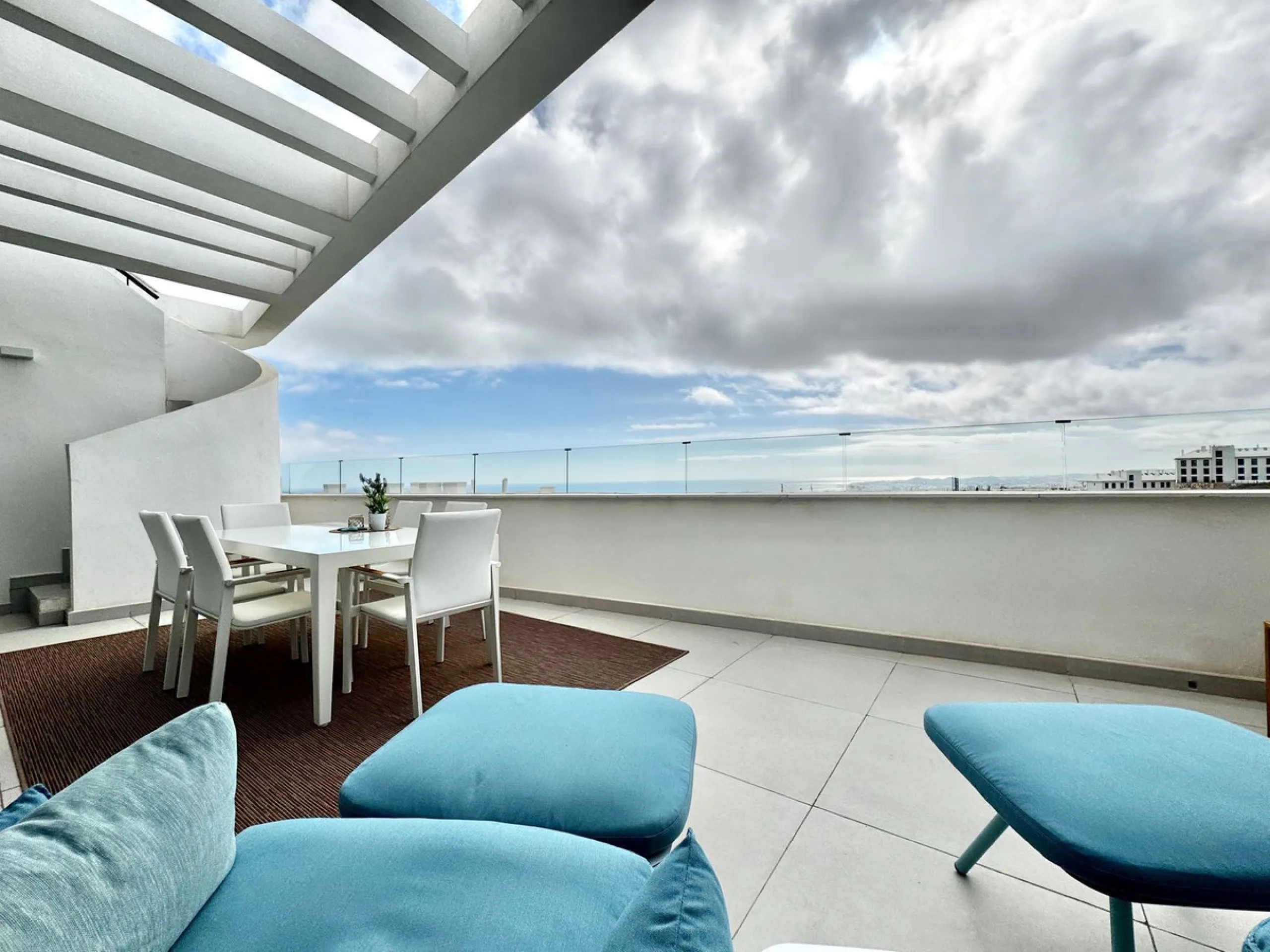 Apartment - Penthouse в продаже в Fuengirola, Málaga. В доме 2 спален и 2 ванных комнат. Площадь дома 87 м²