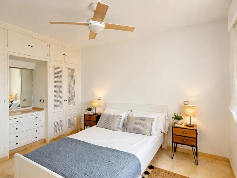 Beautiful apartment located in the sought-after area of Atalaya, Estepona—ideal as a permanent residence or a smart investment opportunity. The property features 2 spacious bedrooms, 1 bathroom, and 1 en-suite bathroom, with an east-facing orientation tha
