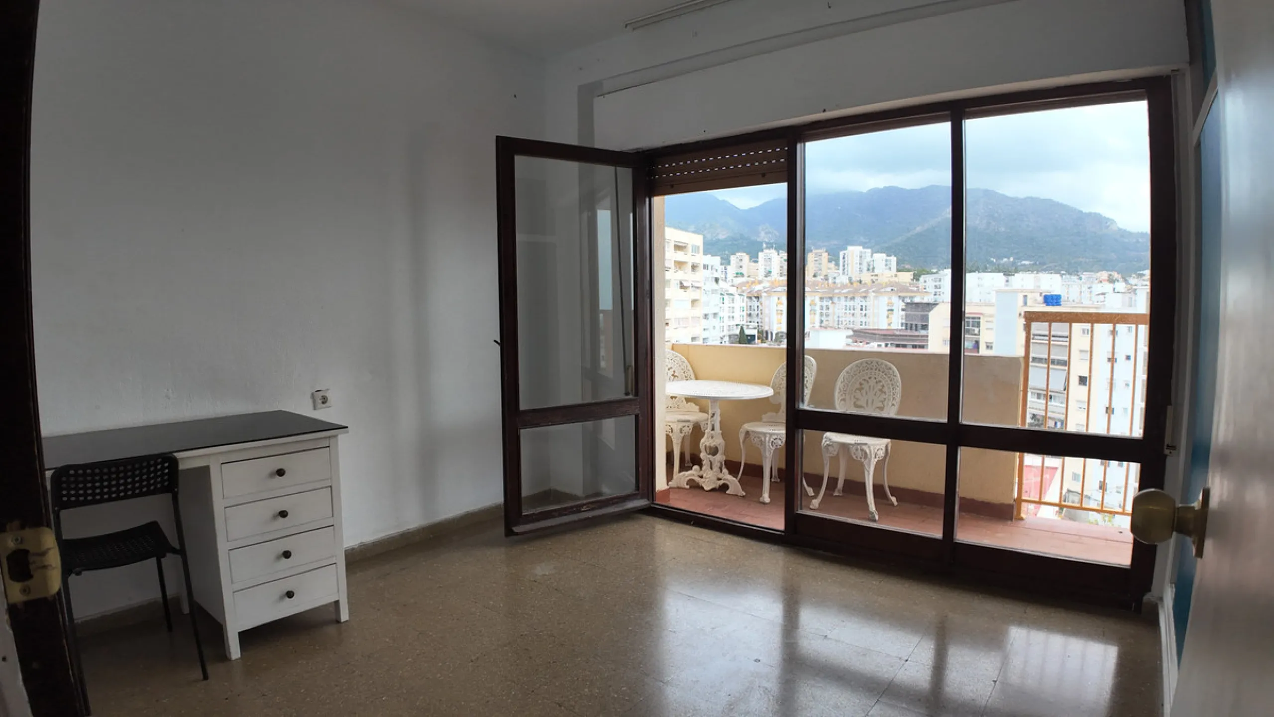 Apartment - Middle Floor Apartment в продаже в Marbella, Málaga. В доме 3 спален и 2 ванных комнат. Площадь дома 120 м²