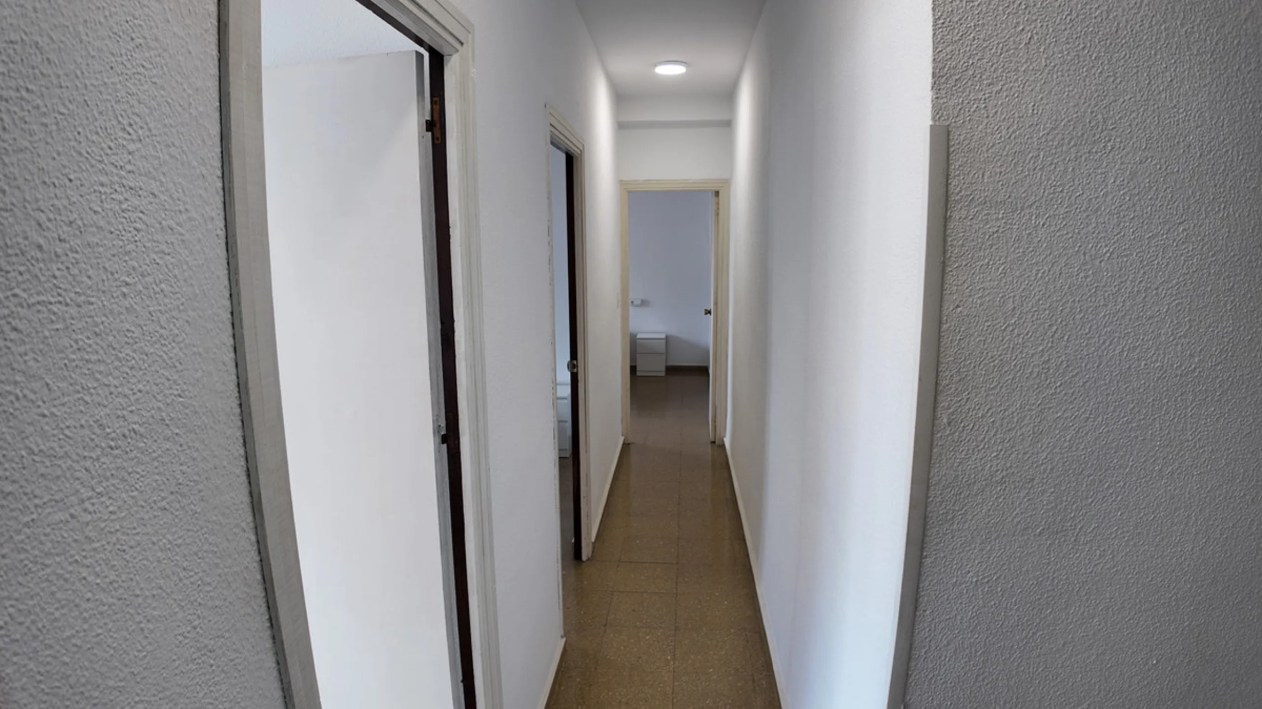 Apartment - Middle Floor Apartment в продаже в Marbella, Málaga. В доме 3 спален и 2 ванных комнат. Площадь дома 120 м²