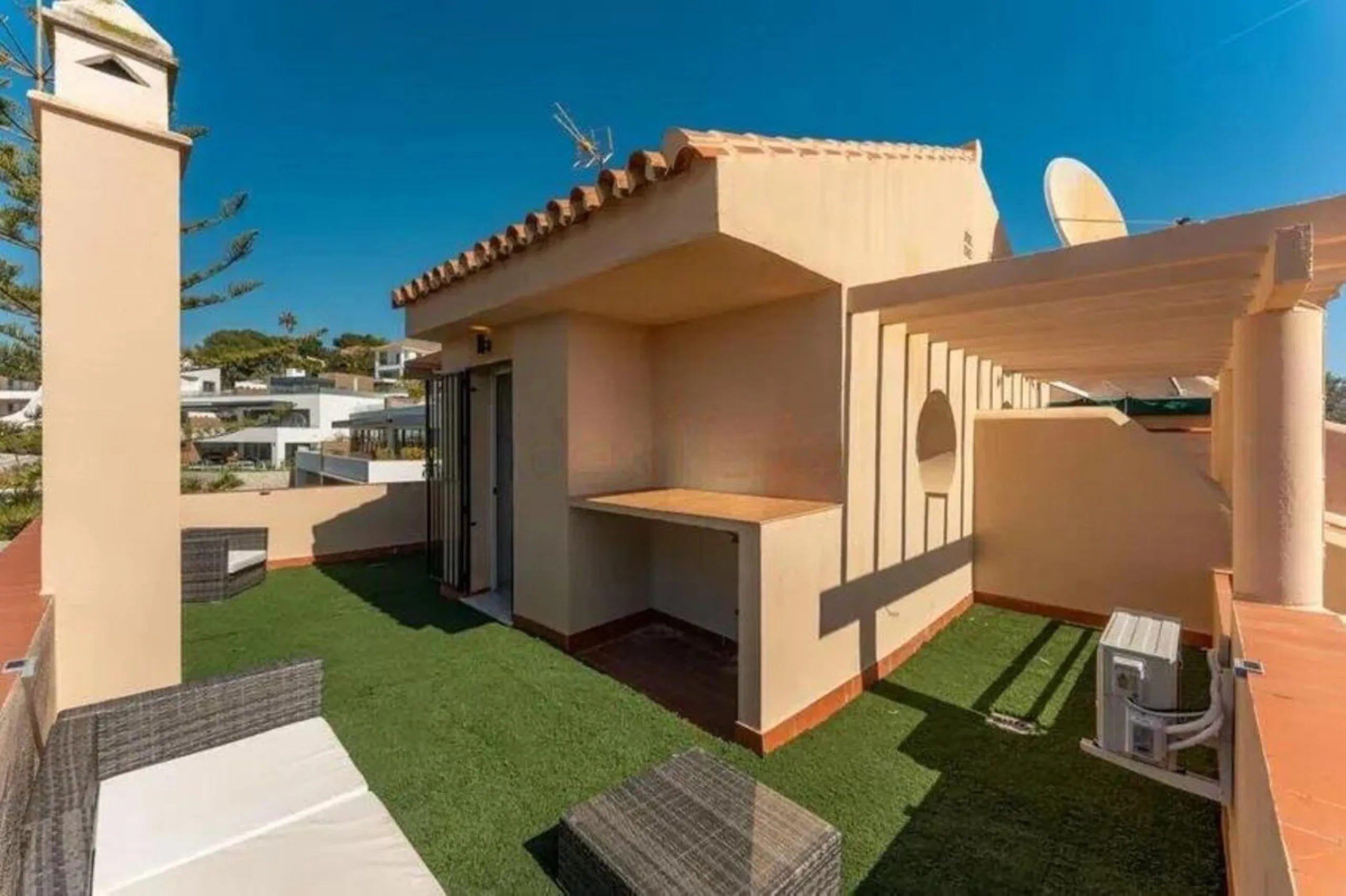 Corner townhouse with sea views in Artola – Cabopino, located next to the golf course and just a 10-minute walk from the beach, within a small community of only five homes. This is a rare opportunity in this highly sought-after area of Marbella.