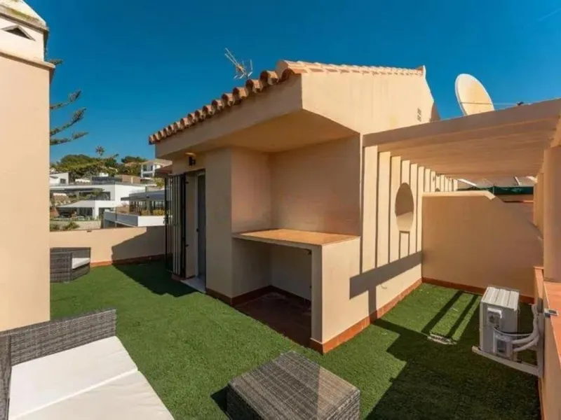 Corner townhouse with sea views in Artola – Cabopino, located next to the golf course and just a 10-minute walk from the beach, within a small community of only five homes. This is a rare opportunity in this highly sought-after area of Marbella.