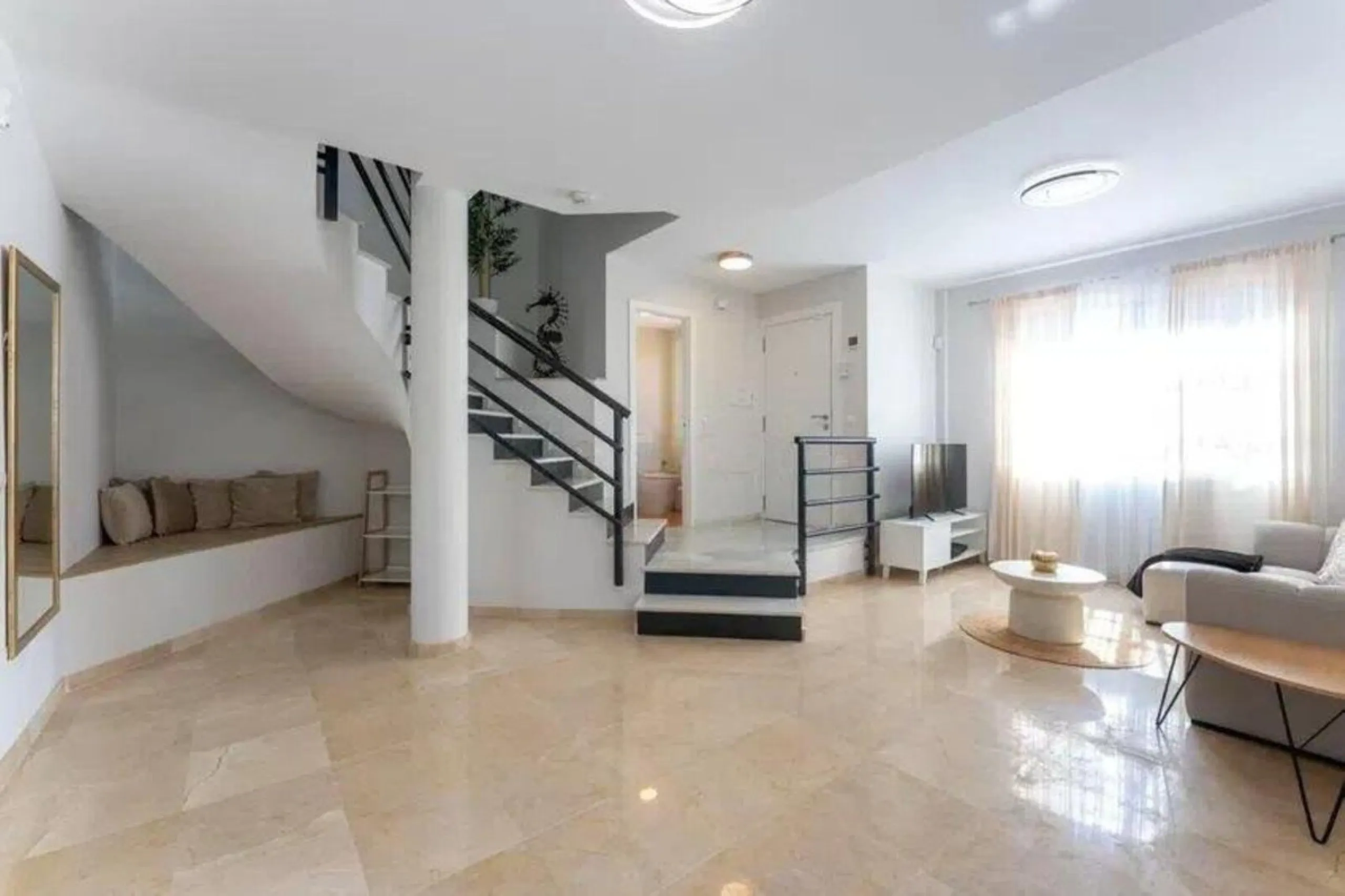 Corner townhouse with sea views in Artola – Cabopino, located next to the golf course and just a 10-minute walk from the beach, within a small community of only five homes. This is a rare opportunity in this highly sought-after area of Marbella.