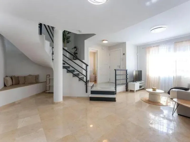Corner townhouse with sea views in Artola – Cabopino, located next to the golf course and just a 10-minute walk from the beach, within a small community of only five homes. This is a rare opportunity in this highly sought-after area of Marbella.
