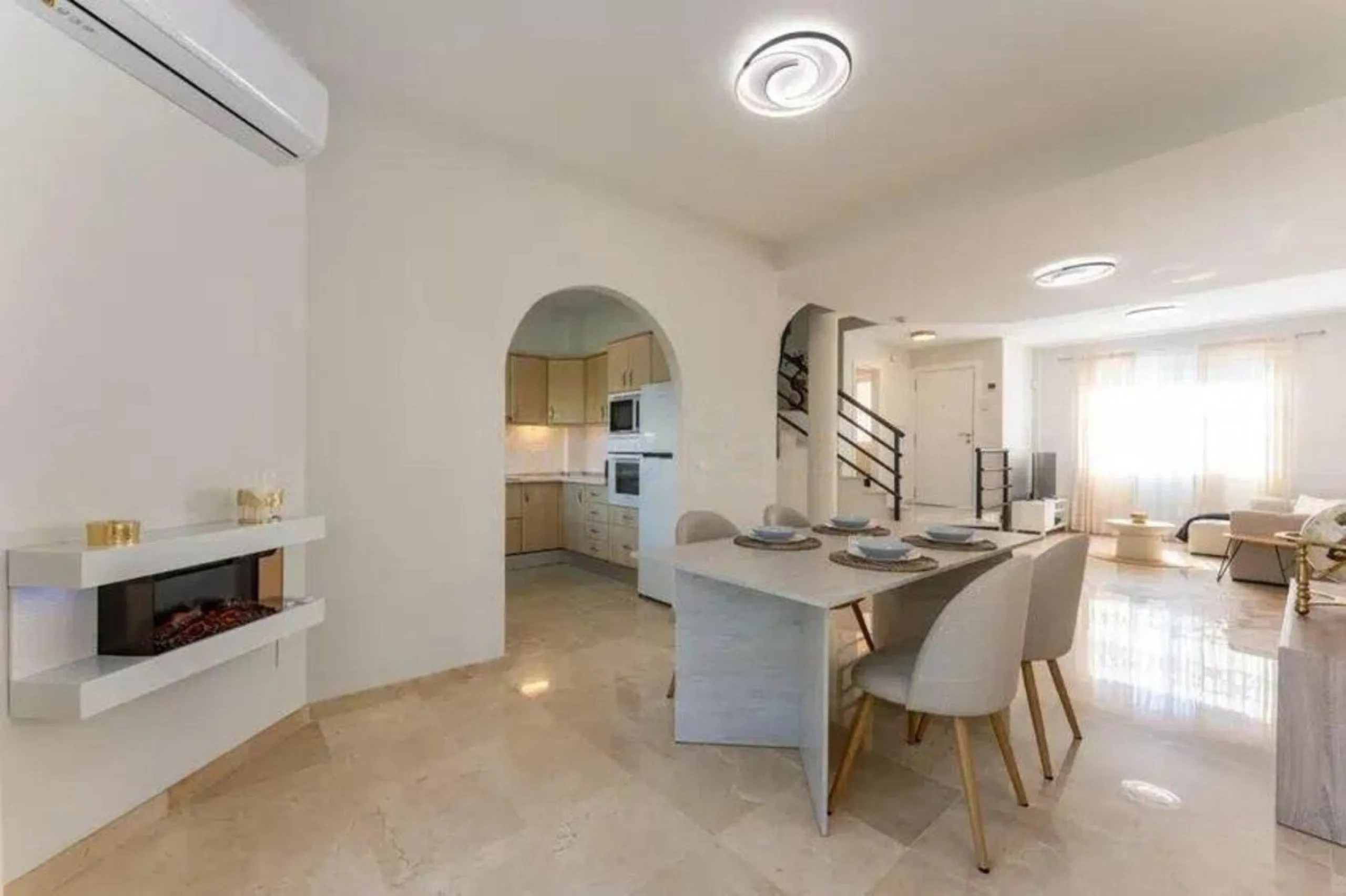 Corner townhouse with sea views in Artola – Cabopino, located next to the golf course and just a 10-minute walk from the beach, within a small community of only five homes. This is a rare opportunity in this highly sought-after area of Marbella.