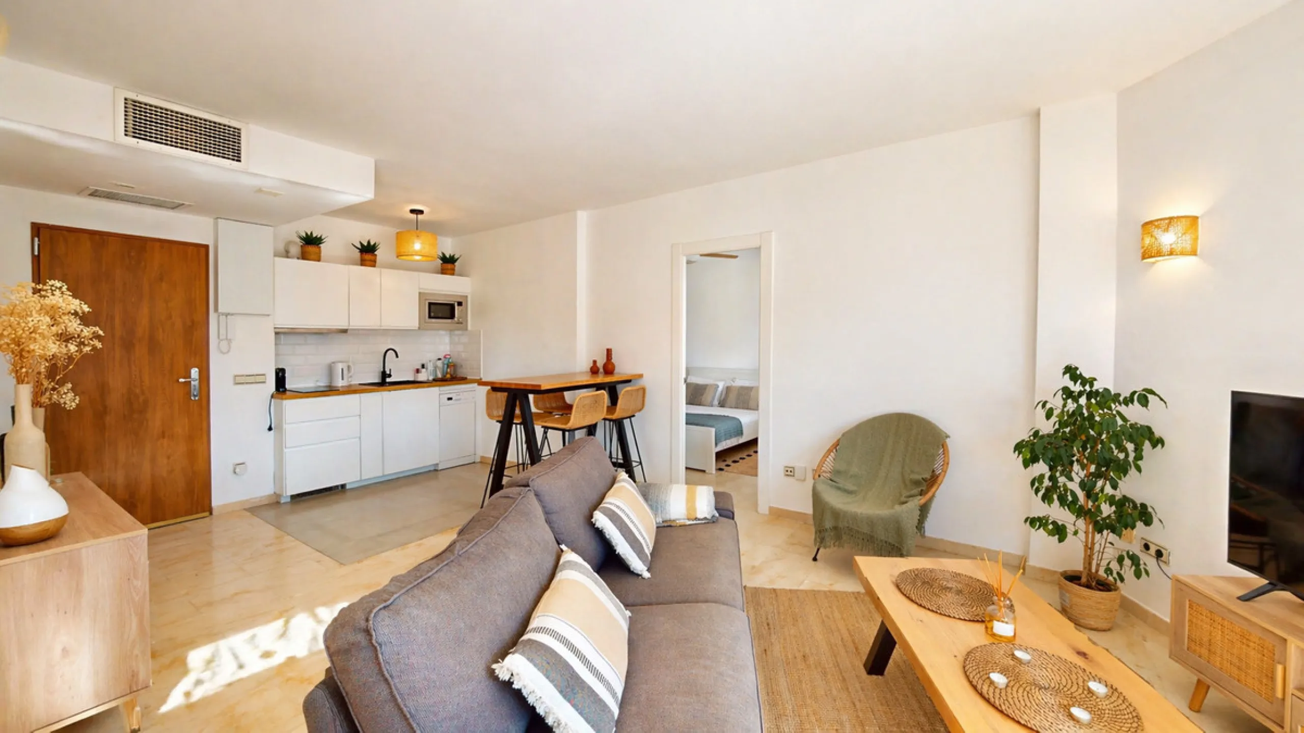Beautiful apartment located in the sought-after area of Atalaya, Estepona—ideal as a permanent residence or a smart investment opportunity. The property features 2 spacious bedrooms, 1 bathroom, and 1 en-suite bathroom, with an east-facing orientation tha