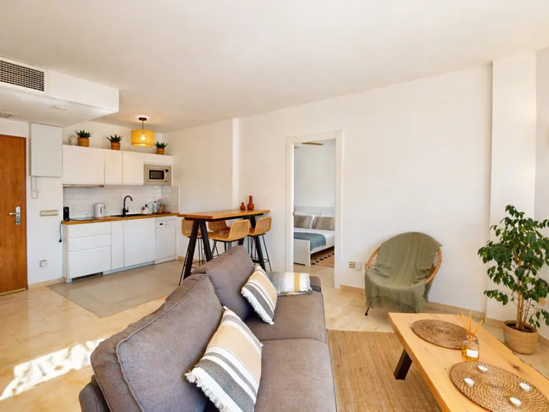 Beautiful apartment located in the sought-after area of Atalaya, Estepona—ideal as a permanent residence or a smart investment opportunity. The property features 2 spacious bedrooms, 1 bathroom, and 1 en-suite bathroom, with an east-facing orientation tha