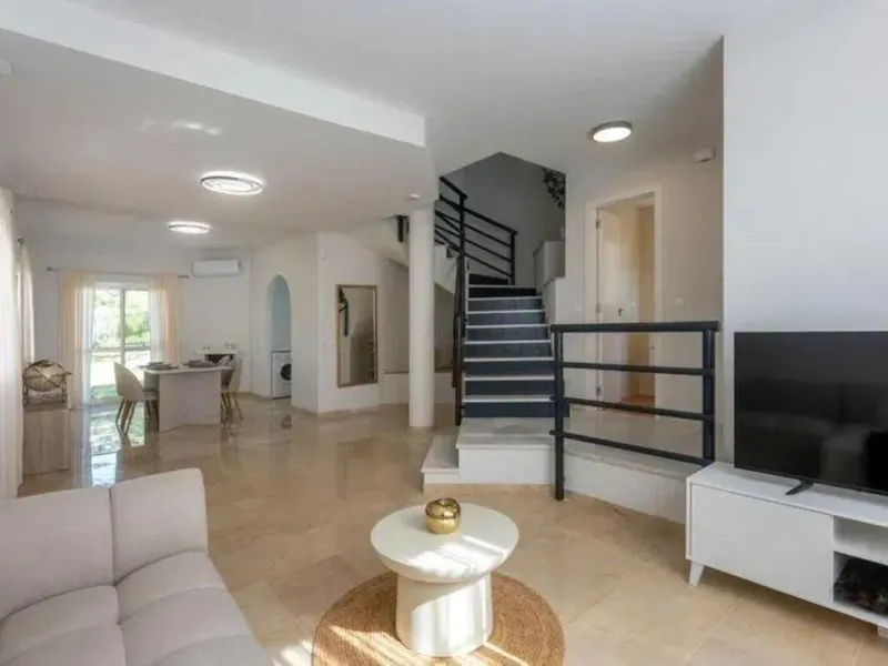 Corner townhouse with sea views in Artola – Cabopino, located next to the golf course and just a 10-minute walk from the beach, within a small community of only five homes. This is a rare opportunity in this highly sought-after area of Marbella.
