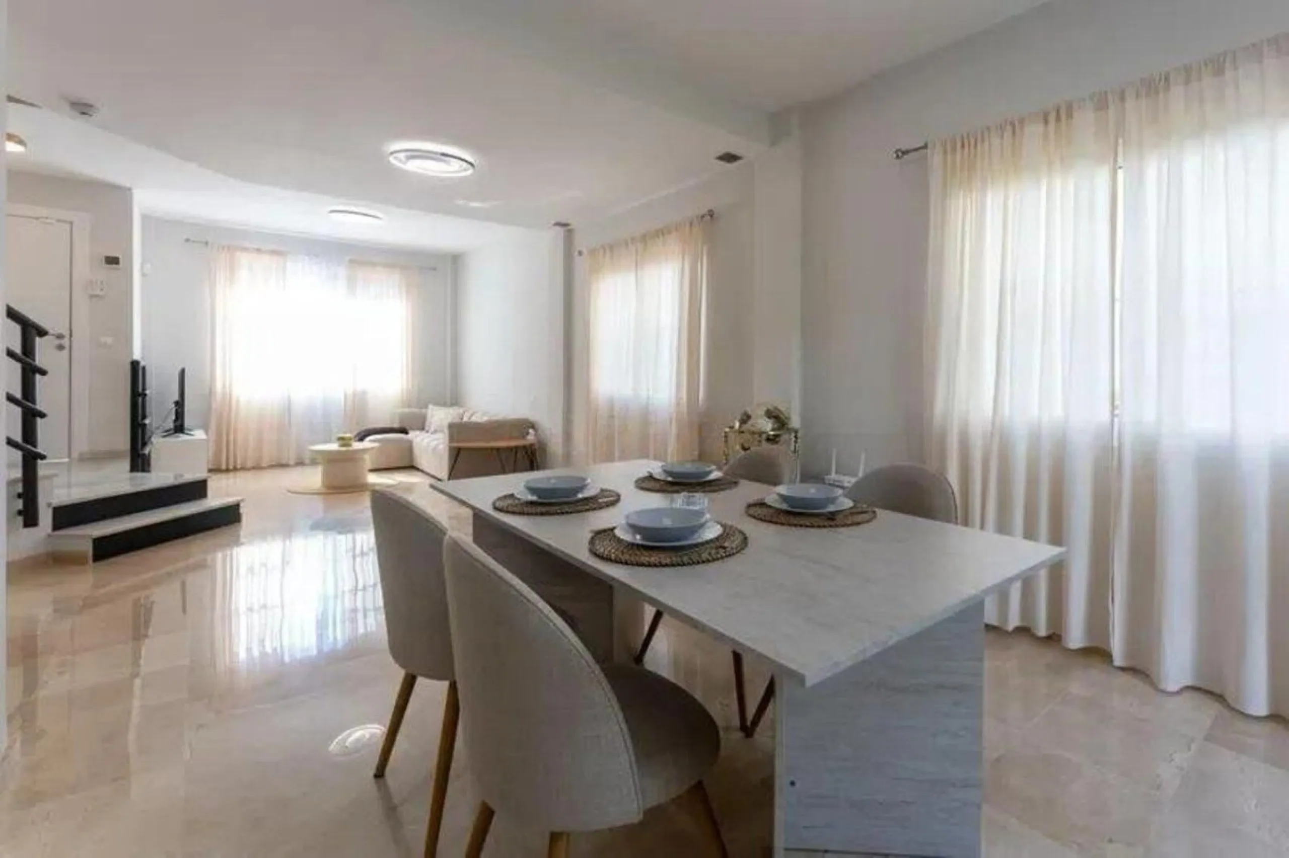 Corner townhouse with sea views in Artola – Cabopino, located next to the golf course and just a 10-minute walk from the beach, within a small community of only five homes. This is a rare opportunity in this highly sought-after area of Marbella.