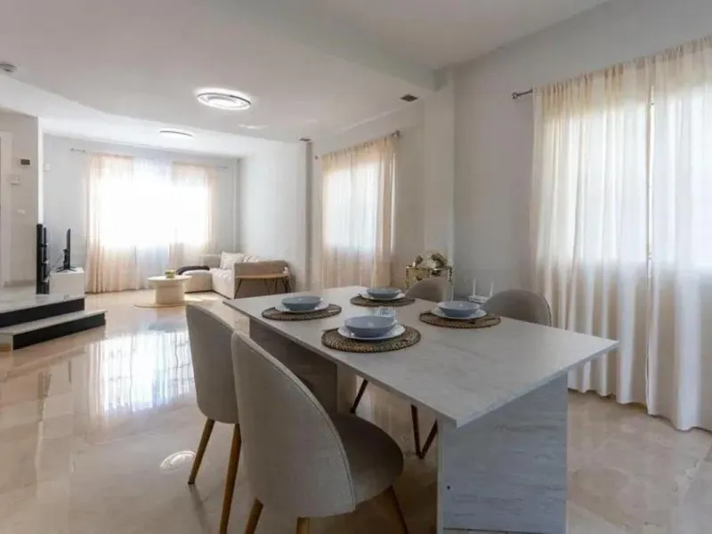 Corner townhouse with sea views in Artola – Cabopino, located next to the golf course and just a 10-minute walk from the beach, within a small community of only five homes. This is a rare opportunity in this highly sought-after area of Marbella.