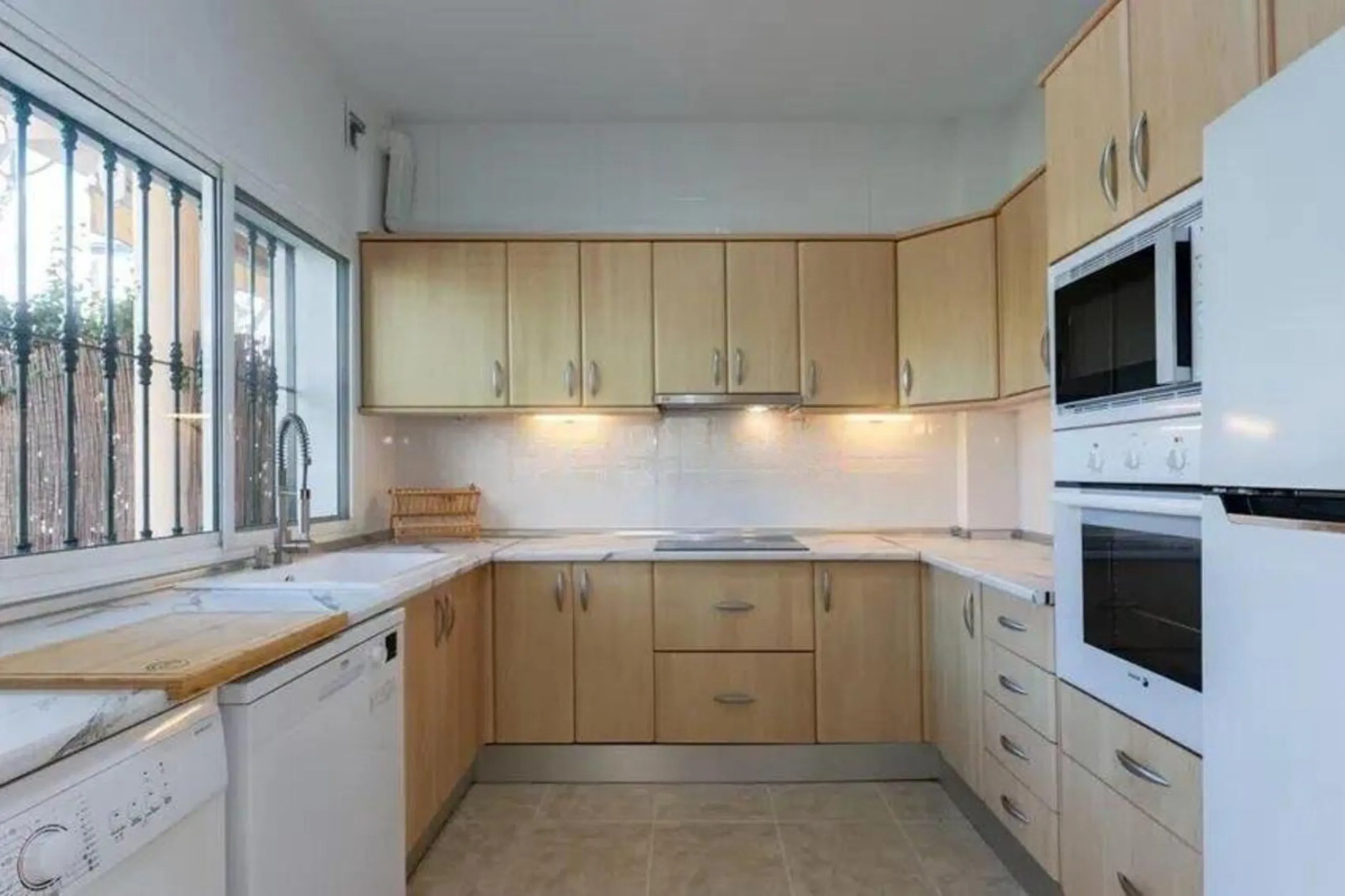 Corner townhouse with sea views in Artola – Cabopino, located next to the golf course and just a 10-minute walk from the beach, within a small community of only five homes. This is a rare opportunity in this highly sought-after area of Marbella.