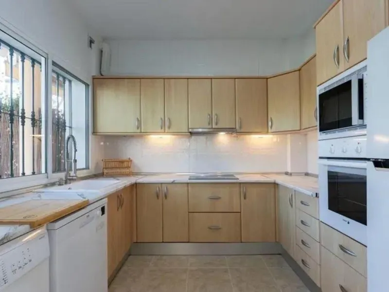 Corner townhouse with sea views in Artola – Cabopino, located next to the golf course and just a 10-minute walk from the beach, within a small community of only five homes. This is a rare opportunity in this highly sought-after area of Marbella.