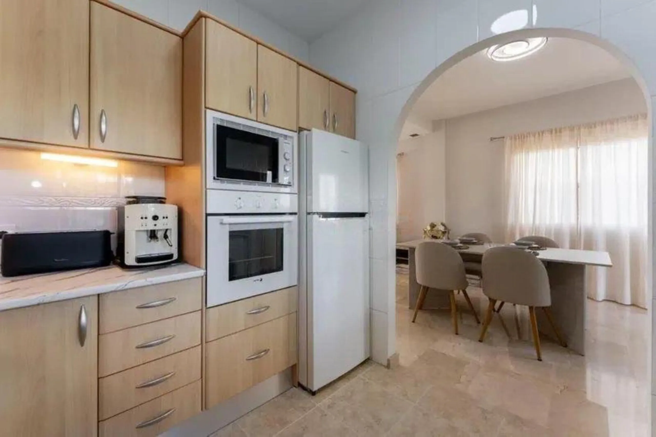 Corner townhouse with sea views in Artola – Cabopino, located next to the golf course and just a 10-minute walk from the beach, within a small community of only five homes. This is a rare opportunity in this highly sought-after area of Marbella.
