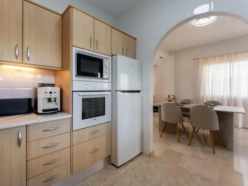 Corner townhouse with sea views in Artola – Cabopino, located next to the golf course and just a 10-minute walk from the beach, within a small community of only five homes. This is a rare opportunity in this highly sought-after area of Marbella.