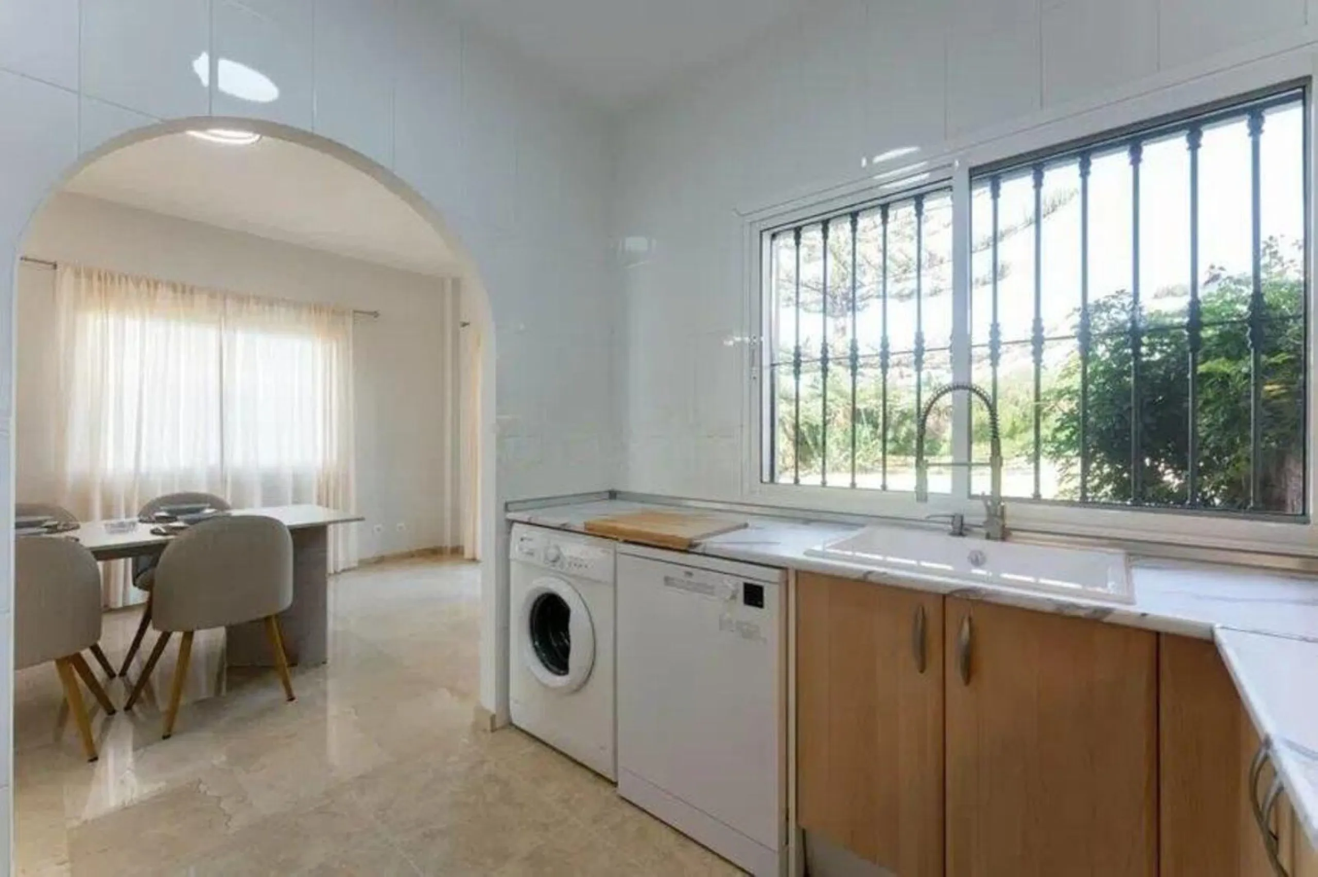 Corner townhouse with sea views in Artola – Cabopino, located next to the golf course and just a 10-minute walk from the beach, within a small community of only five homes. This is a rare opportunity in this highly sought-after area of Marbella.