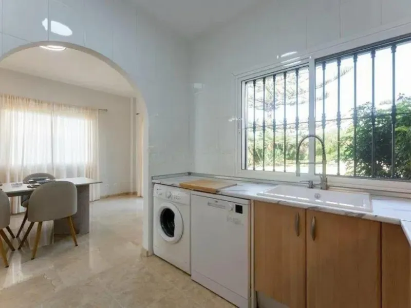 Corner townhouse with sea views in Artola – Cabopino, located next to the golf course and just a 10-minute walk from the beach, within a small community of only five homes. This is a rare opportunity in this highly sought-after area of Marbella.