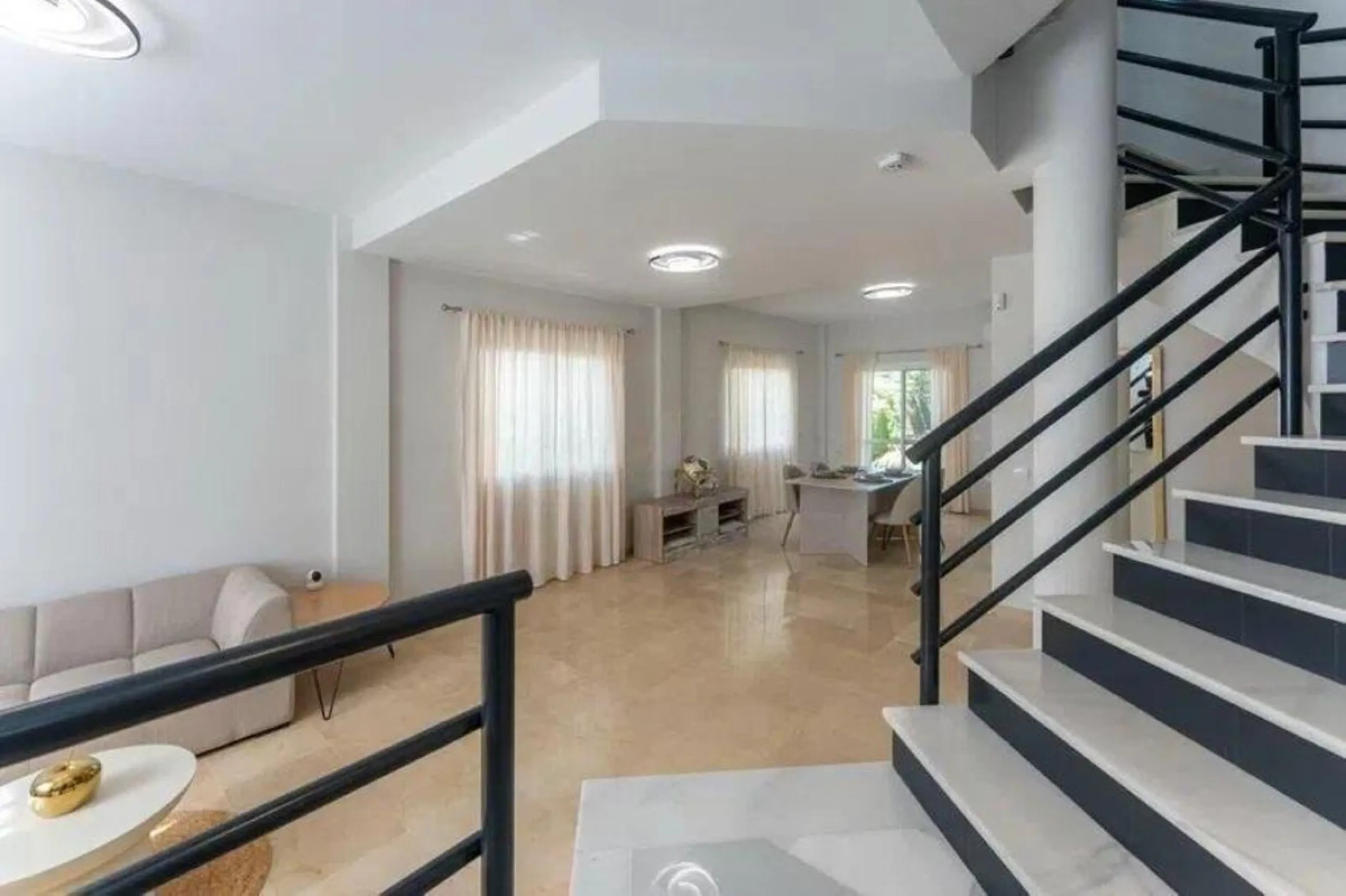 Corner townhouse with sea views in Artola – Cabopino, located next to the golf course and just a 10-minute walk from the beach, within a small community of only five homes. This is a rare opportunity in this highly sought-after area of Marbella.