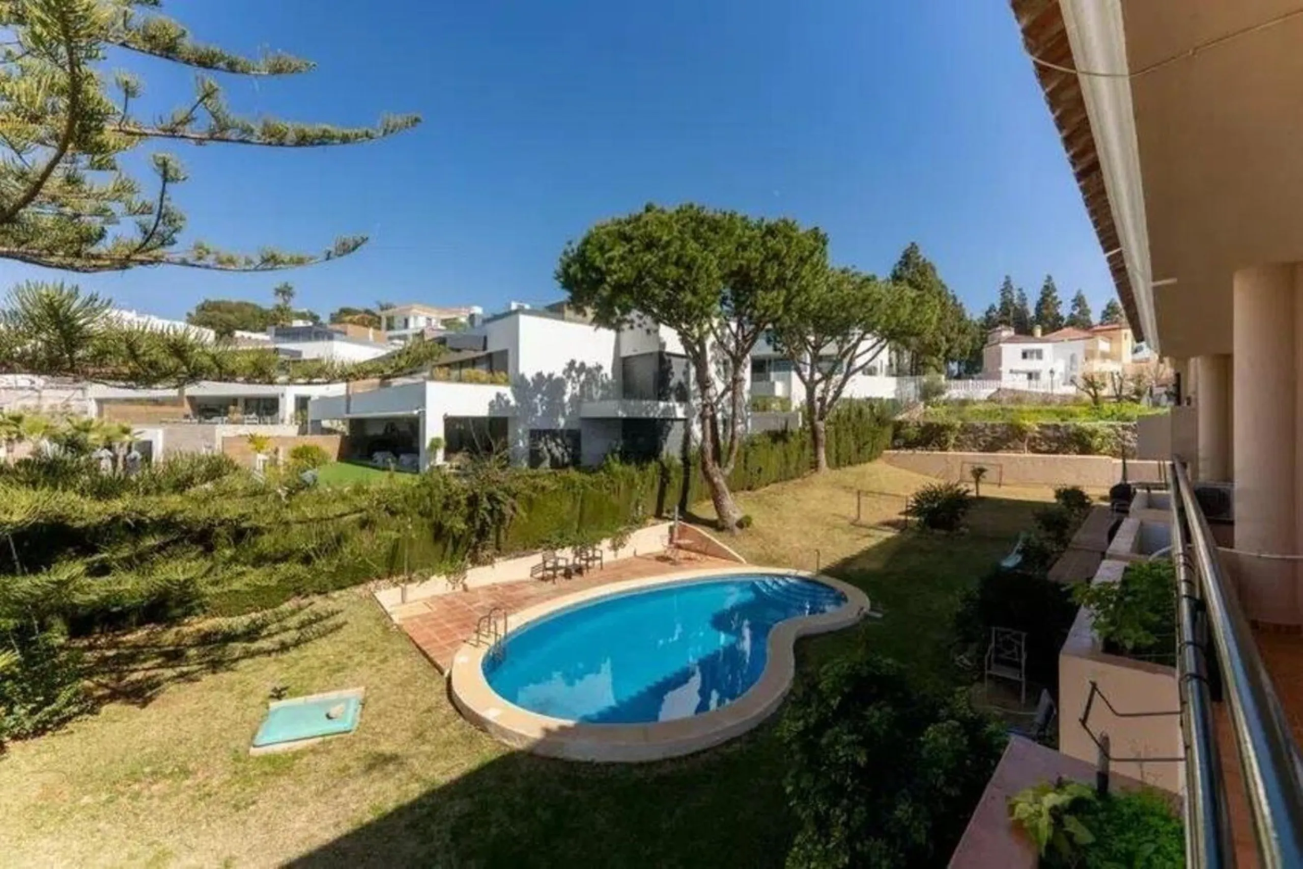 Corner townhouse with sea views in Artola – Cabopino, located next to the golf course and just a 10-minute walk from the beach, within a small community of only five homes. This is a rare opportunity in this highly sought-after area of Marbella.