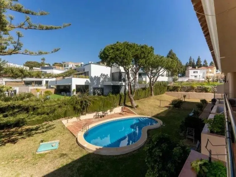 Corner townhouse with sea views in Artola – Cabopino, located next to the golf course and just a 10-minute walk from the beach, within a small community of only five homes. This is a rare opportunity in this highly sought-after area of Marbella.