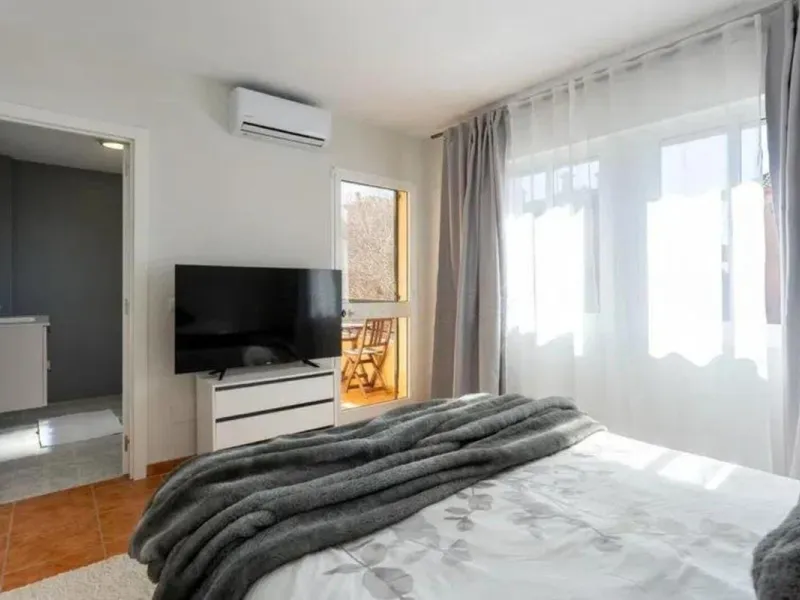 Corner townhouse with sea views in Artola – Cabopino, located next to the golf course and just a 10-minute walk from the beach, within a small community of only five homes. This is a rare opportunity in this highly sought-after area of Marbella.